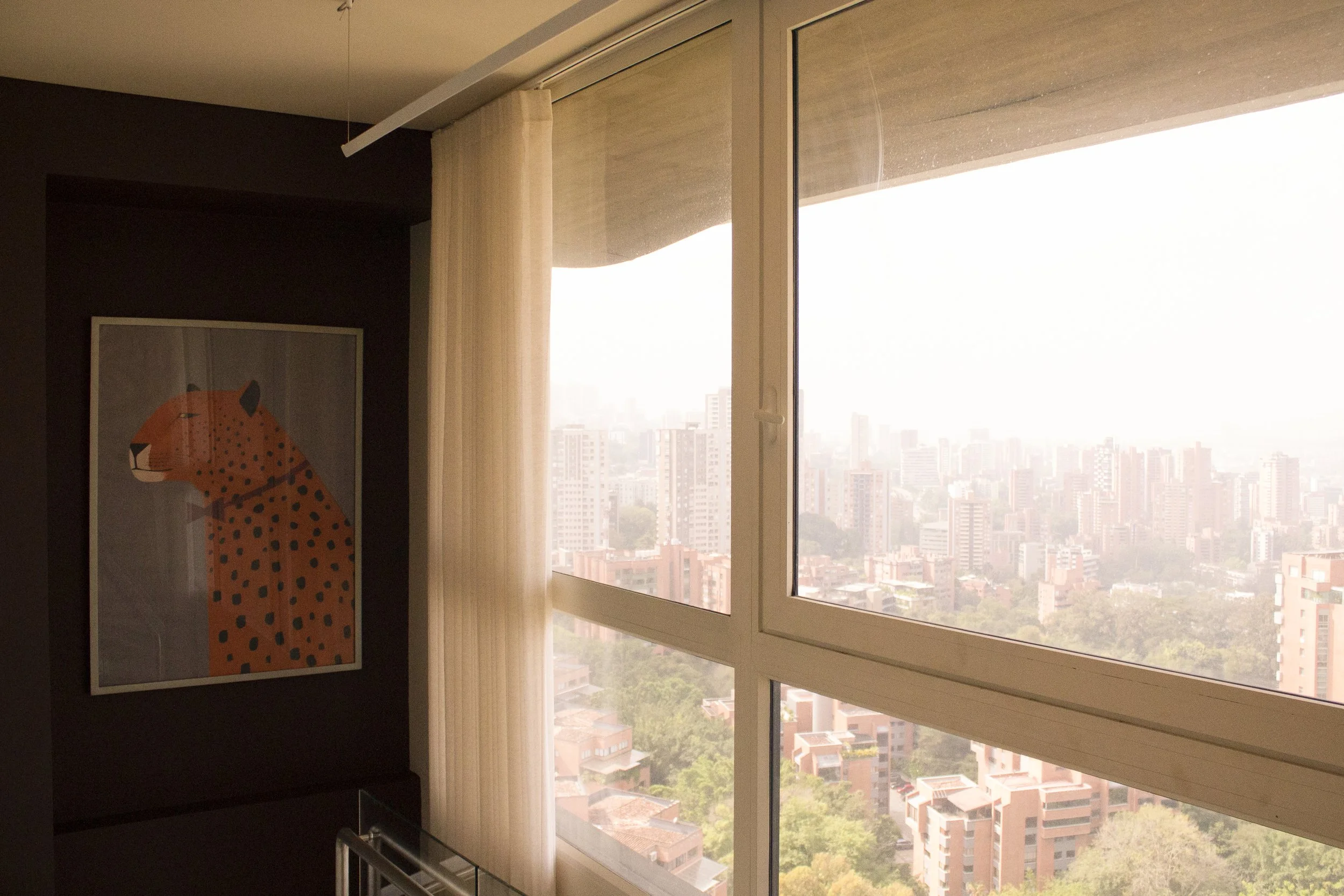 Diseño interior: MDE – Materia Diseño Espacio
Equipo: María Paulina Pérez Lopera · Juan Andrés López Duque · Alejandra Pérez Lopera
Ubicación: Energy Living, Medellín
Uso: Apartamento para hosting (Airbnb / Casacol)