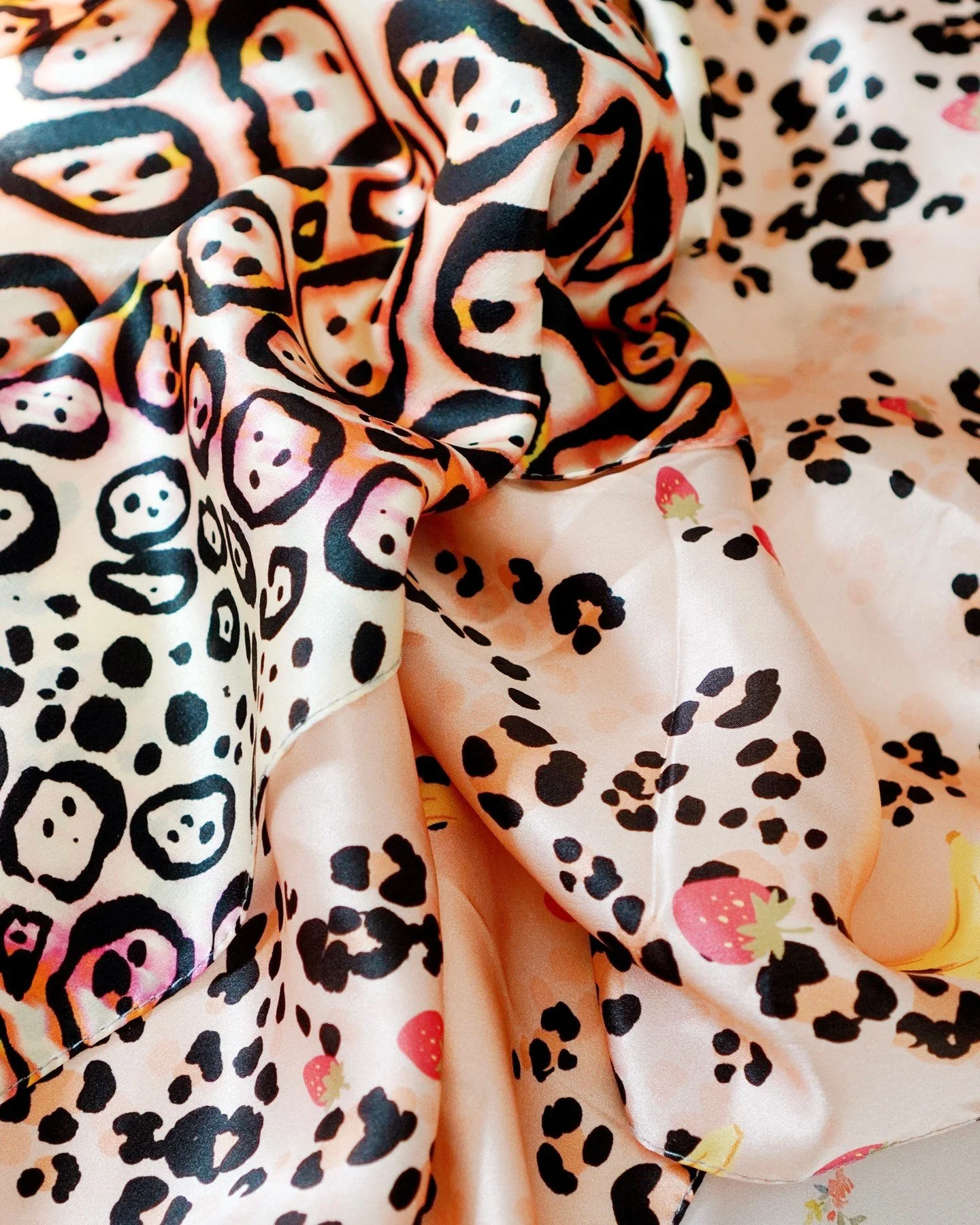 Some super cute modern animals coming your way! 🐾 

With a touch of fruit 🍓 🍌 , these playful things are perfect for your next collection.
Reach out when you're ready, I'm happy to show you even more awesome prints!

.
.
.
.
.
#TextileTrendWatch #