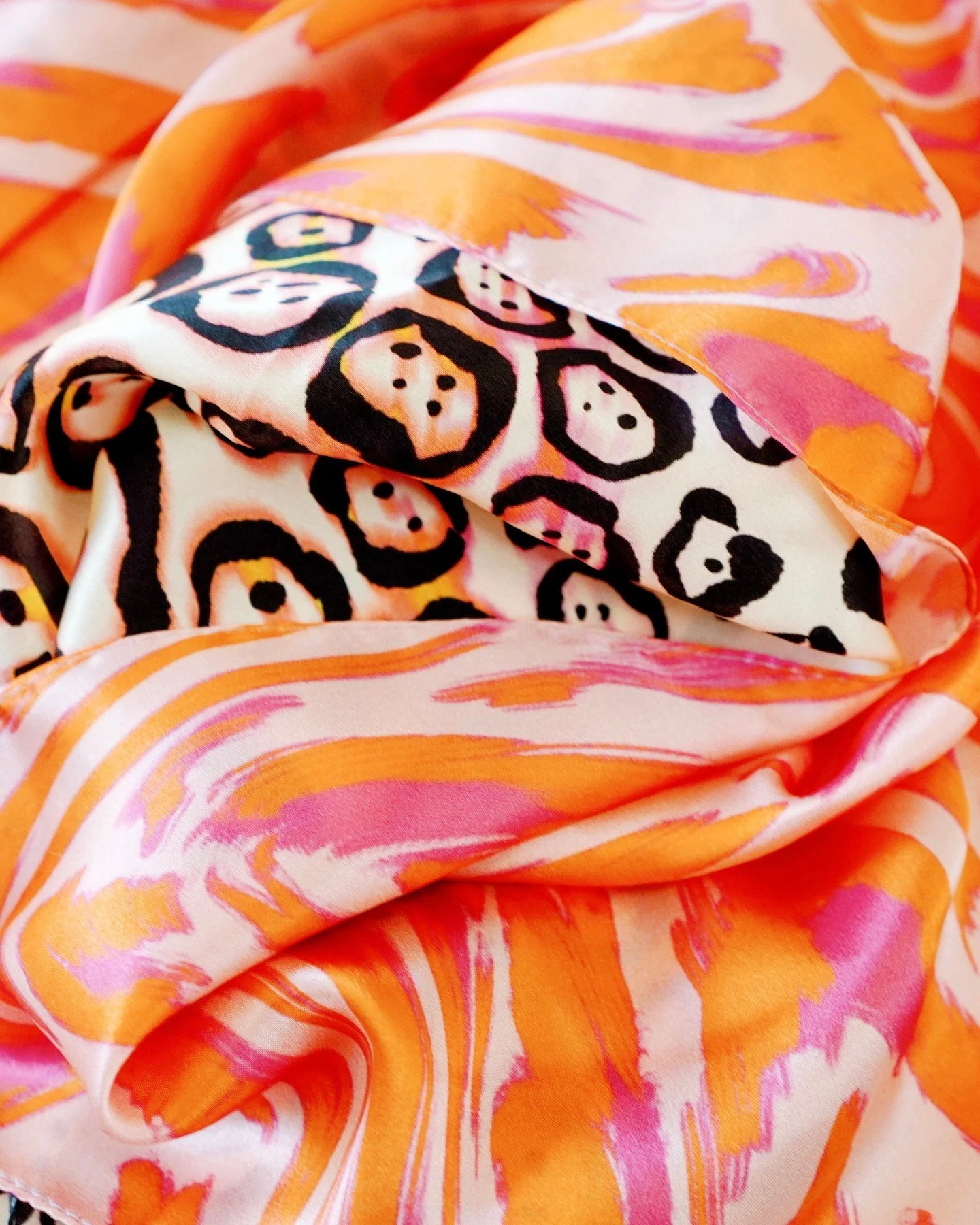 Let's move into a bright spot! Oranges for October? YES. 🎃  Check out these COLORS!! I ❤️ them so much!

Happy to show you the WHOLE collection, just say the word (into my DM's). 🛝 + 🫵 = 🖼️ 😀 

.
.
.
.
#TextileTrendWatch #SurfaceDesignDaily #Pri
