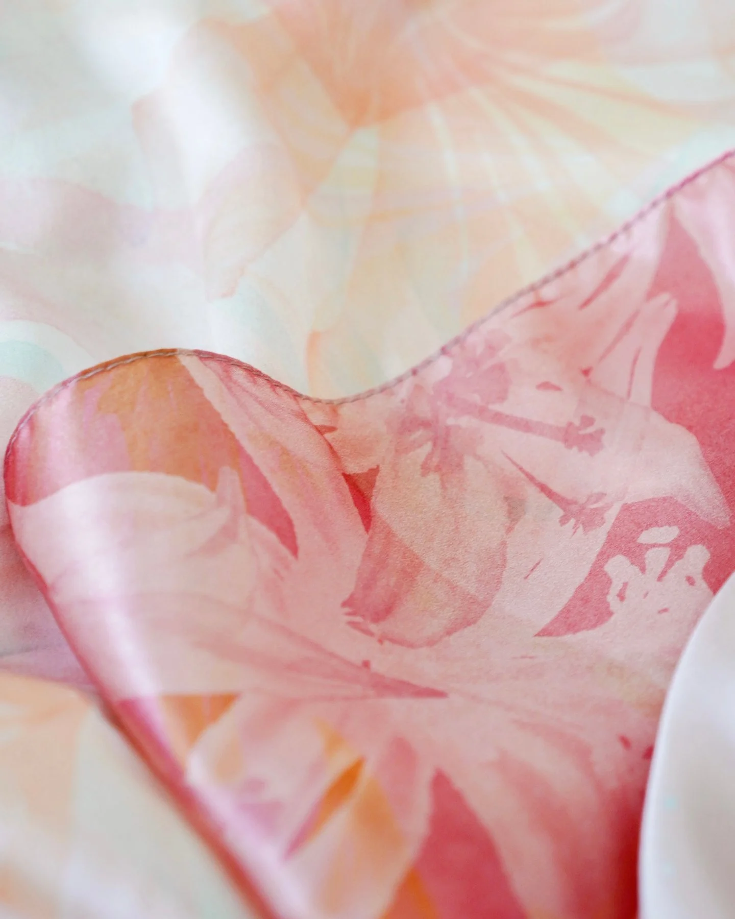 Gorgeous florals, pinks, pretty things. Just feelin' our girly selves over here. Whadda ya think?

#surfacedesign #patterndesign #textiledesign #floral #pinktropics #wintertropical