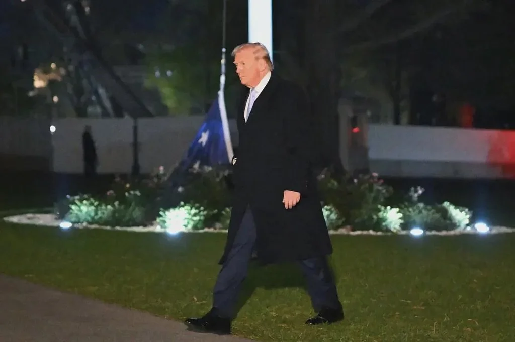 Great representation of our current situation. Impeach this crook.

Image Credit to @mandelngan