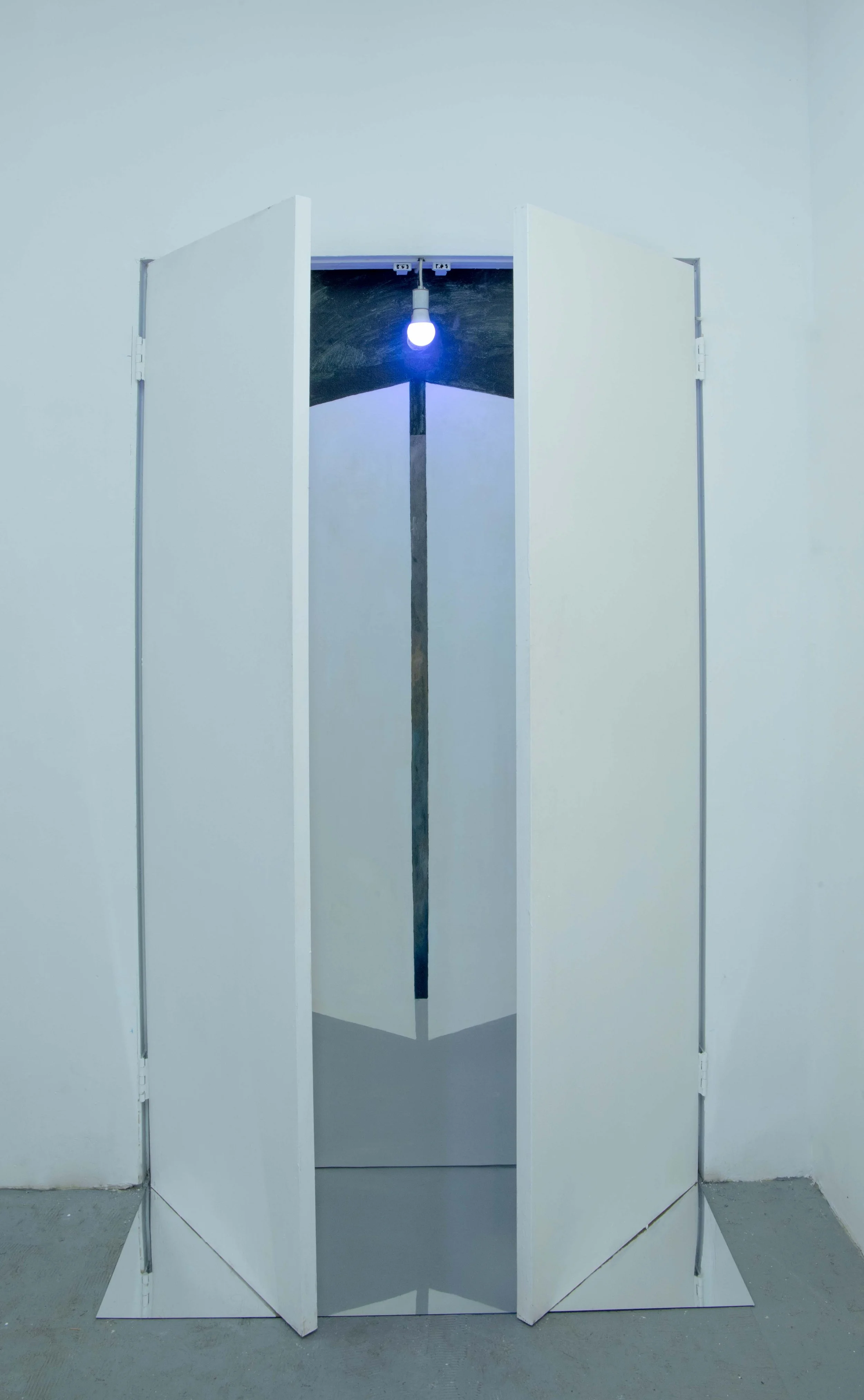 Alex Schmidt
repeat repeat repeat
2025
Oil and acrylic on canvas,
blue bulb, mirror plexiglass 
Dimensions variable