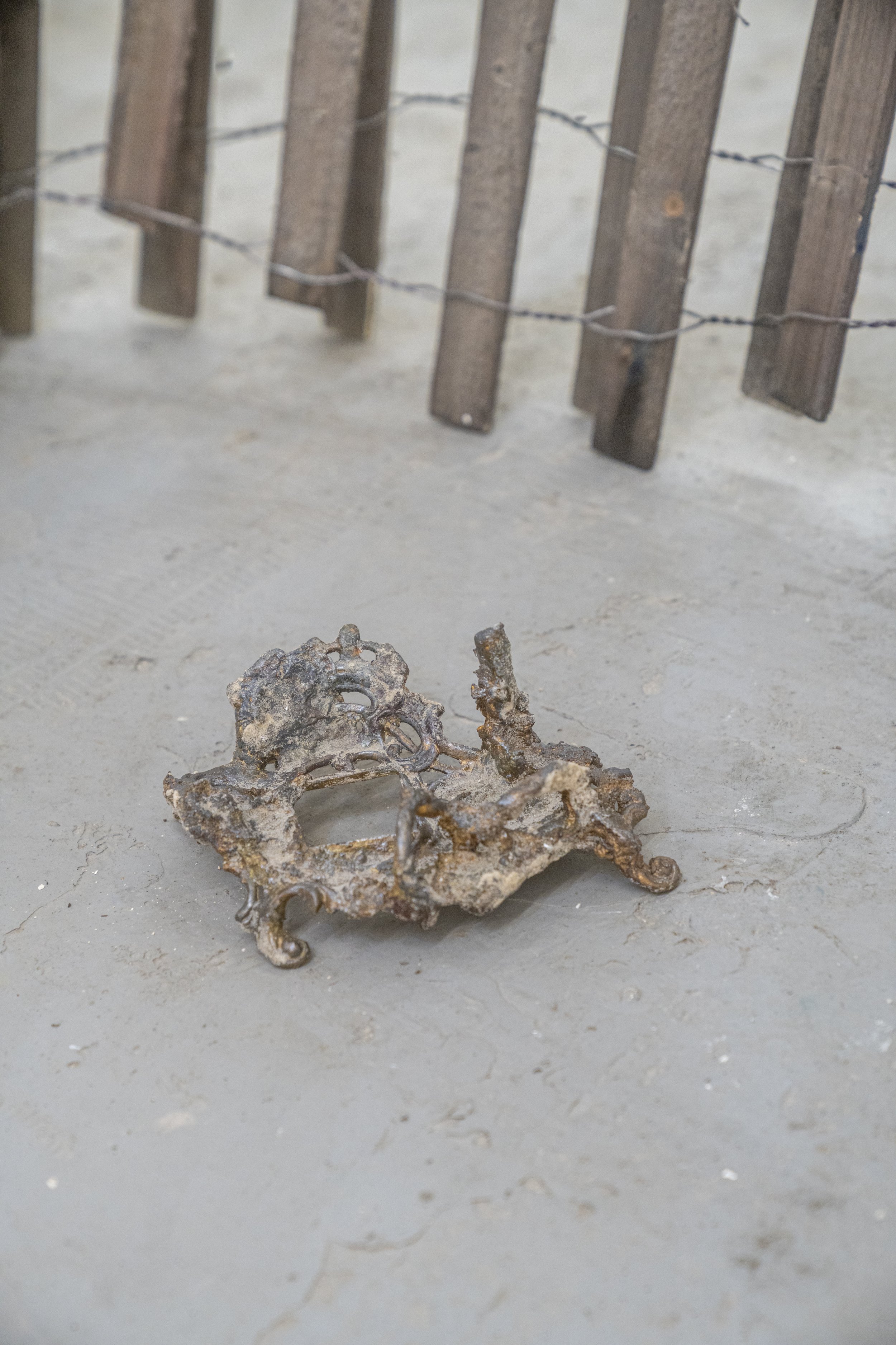 Echo Yan
Binding (detail)
2025
Pine, resin, brass inkwell, epoxy clay, papier-mâché, sand
Dimensions variable