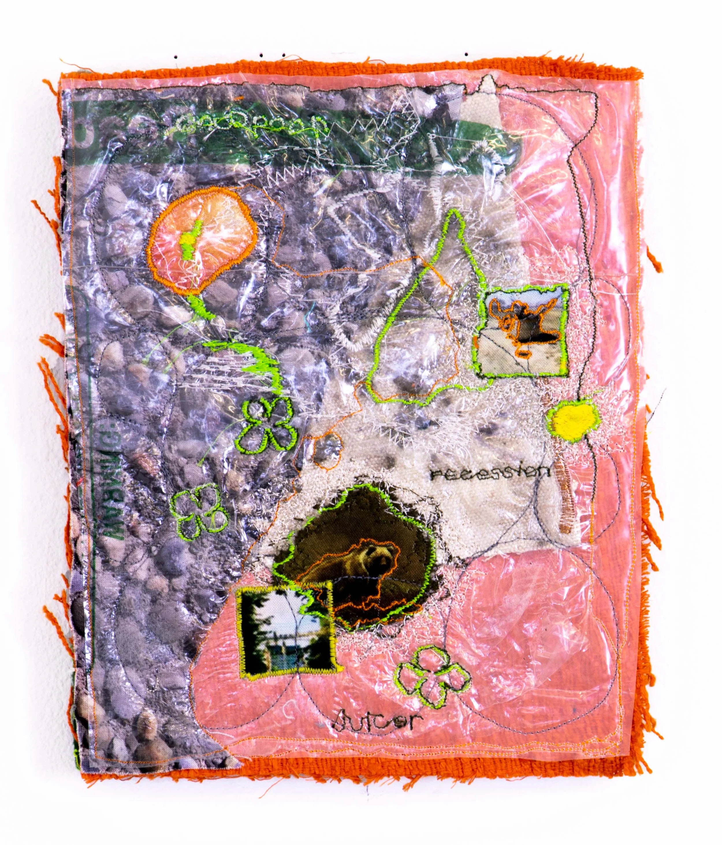 
John DeSousa
recession juicer
2025
Cotton prints, cotton, canvas, plastic, polyester thread, and lint
7 x 8.5 in.
17.8 x  21.6 cm.