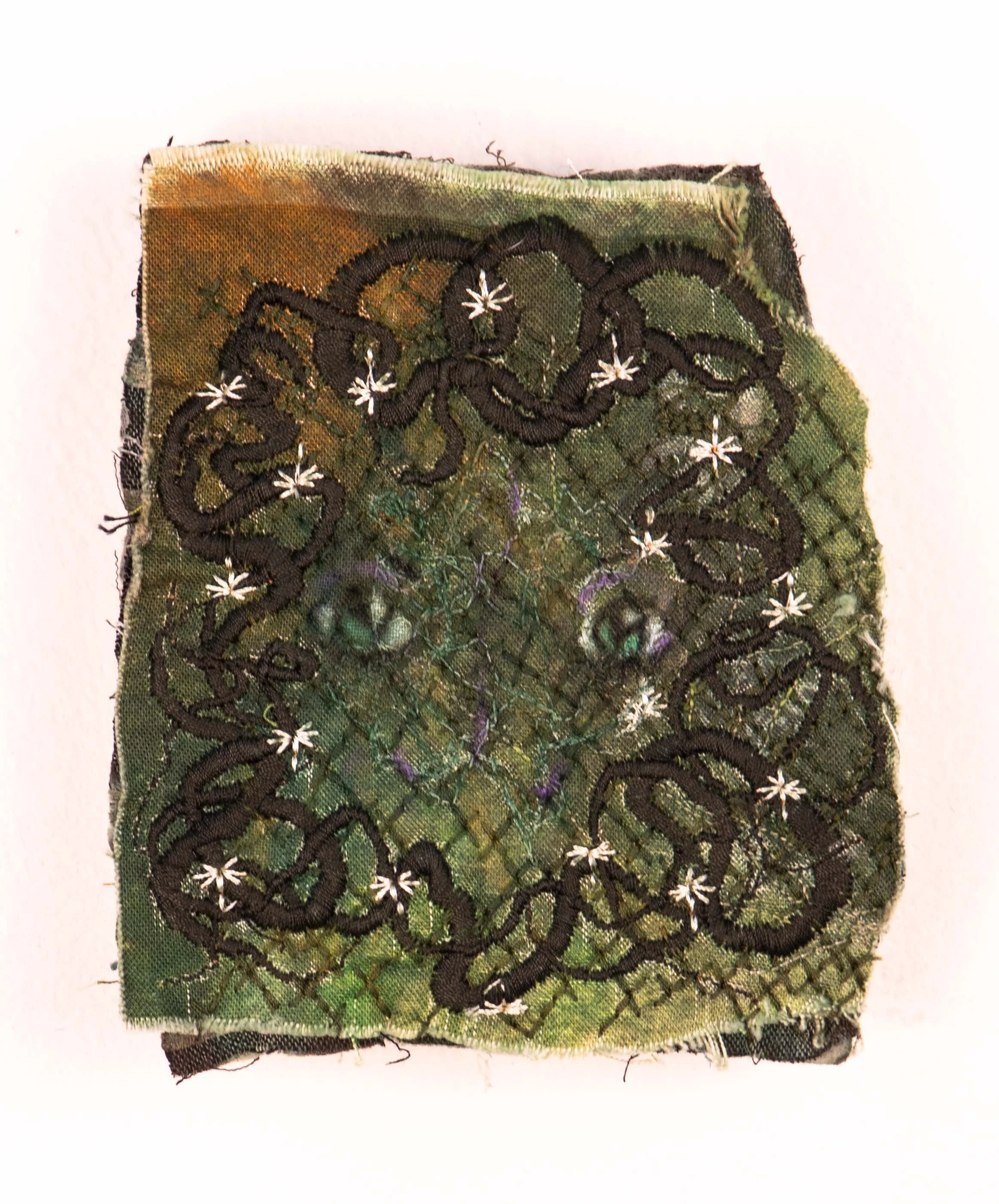 John DeSousa
turn to stone
2025
Cotton print, polyester thread, and colored pencil
3 x 4 in.
7.6 x 10.2 cm.