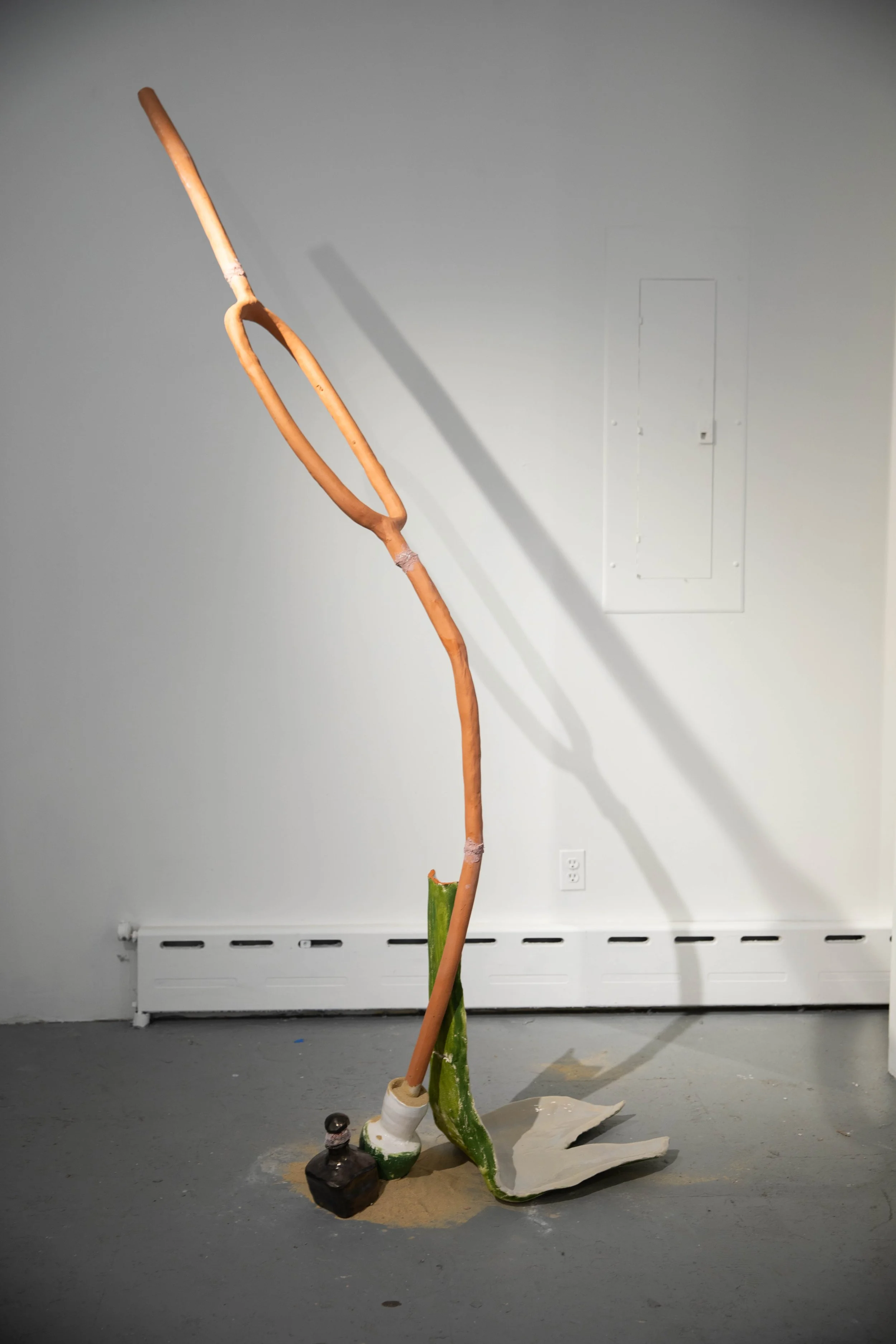 Charlie Lambert
Water Was Bursting Out of the Ground in the Tiles
2024 
Ceramic, glaze, sand, oyster flesh
raw clay from Cumurxatiba, Bahia
Dimensions variable 
