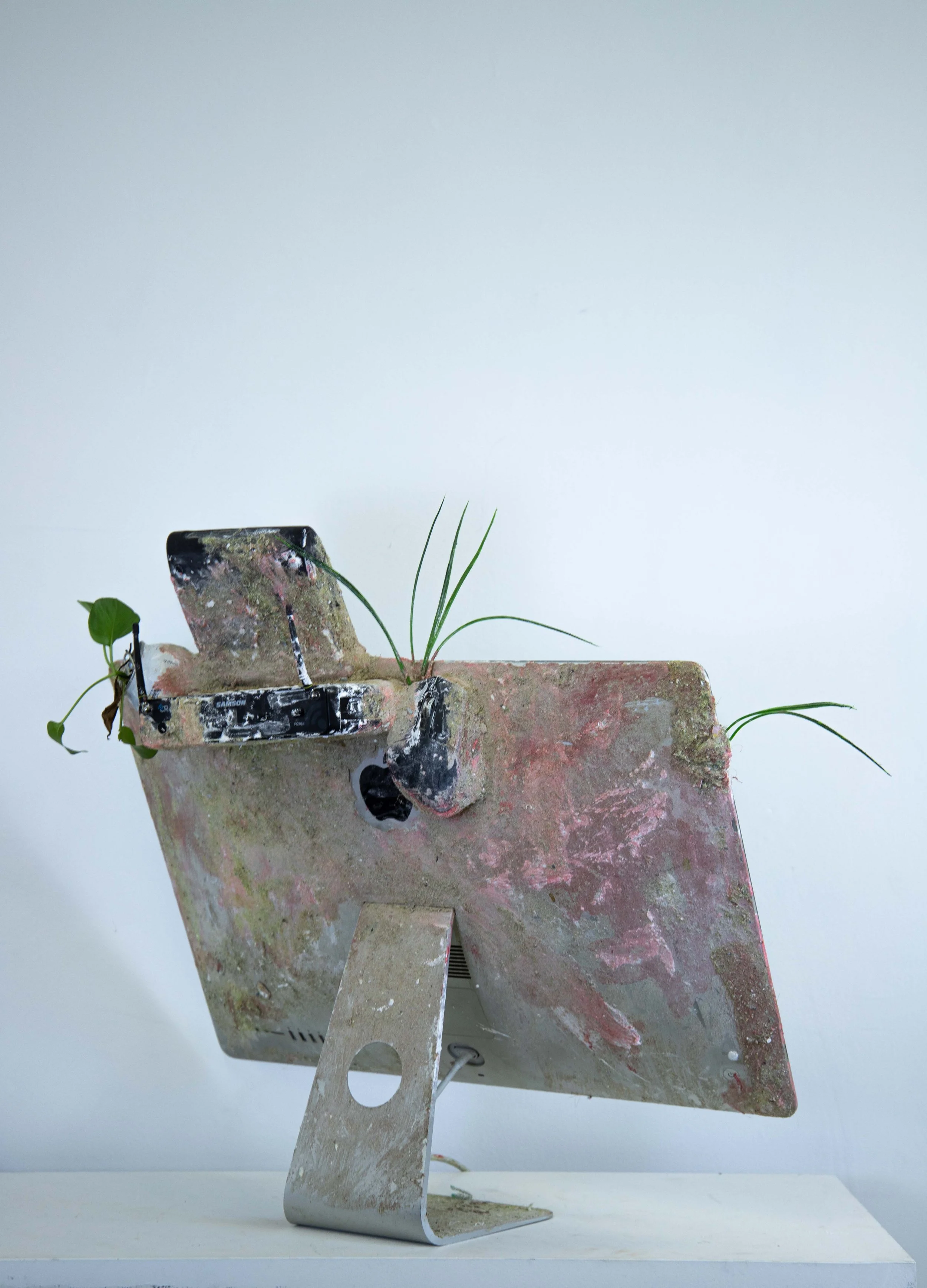 Rosalie Smith
Office Pigeon (alternate view)
2025
iMac, keyboard, video, buzzball, wifi router, debris, keyboard, mouse
26 x 26 x 9 in.
66 x 66 x 22.86 cm.