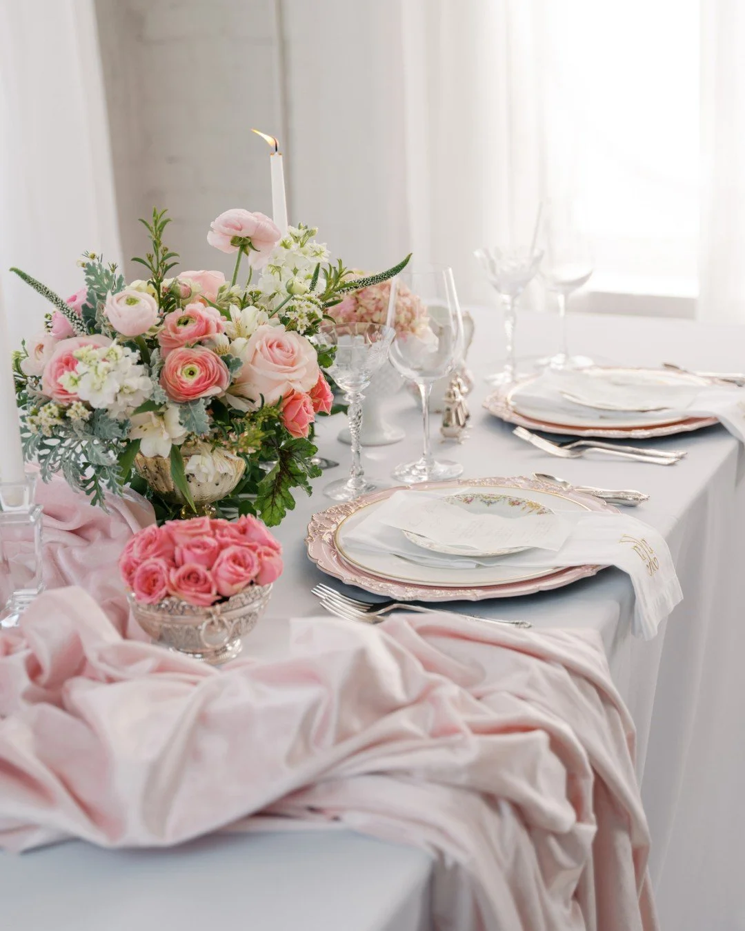 A pink themed tabletop never misses 💗🥂🌷

Equal parts dreamy, chic, and iconic!

#kcweddingplanner #kansascityweddingplanner #weddingplanner #weddingplanning #kcwedding #kansascitywedding