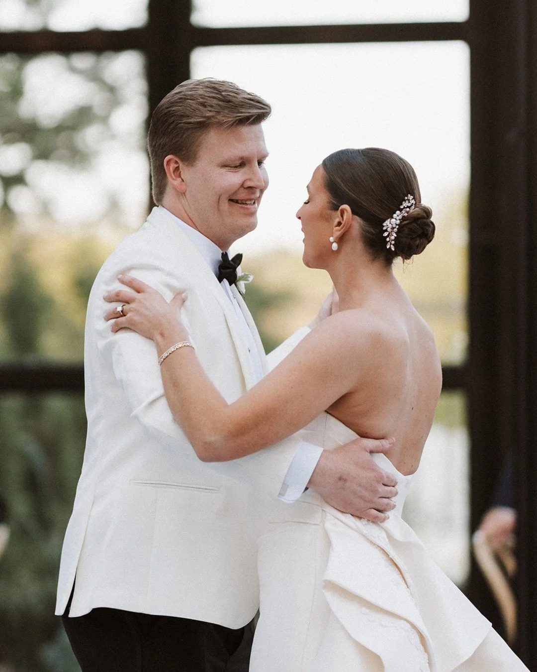 ANDREW &amp; RACHEL: The Reception 🪩🍾💫

When beauty and elegance meet FUN! This crew absolutely lit up the dance floor and the FOB's homemade key lime pie was the cherry on top!

Vendor Team:
Planner: @notedevents 
Venue: @theglasshouseatriveroaks