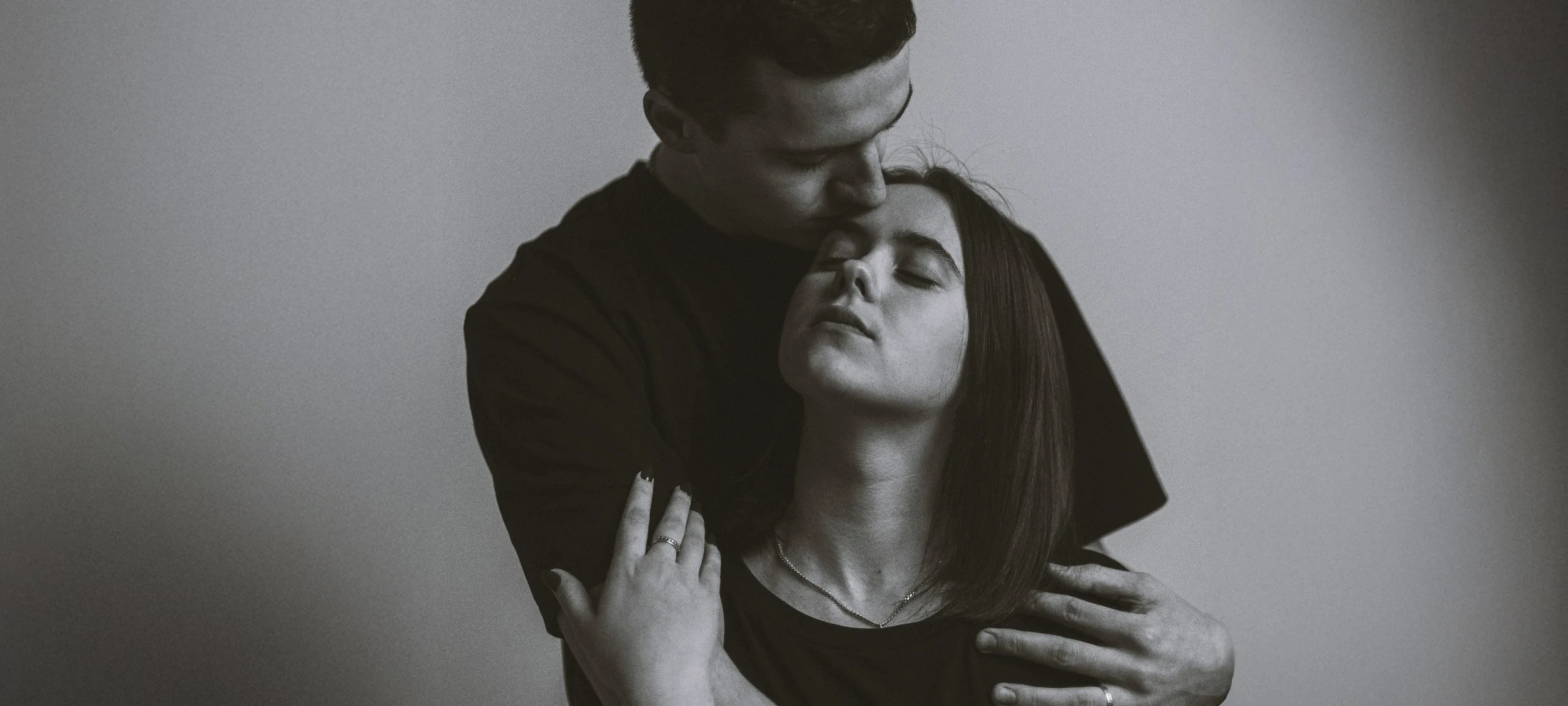 Valentýnské párové focení ve studiu Berries.Place – dva lidé romanticky pózují a těší se ze společného okamžiku