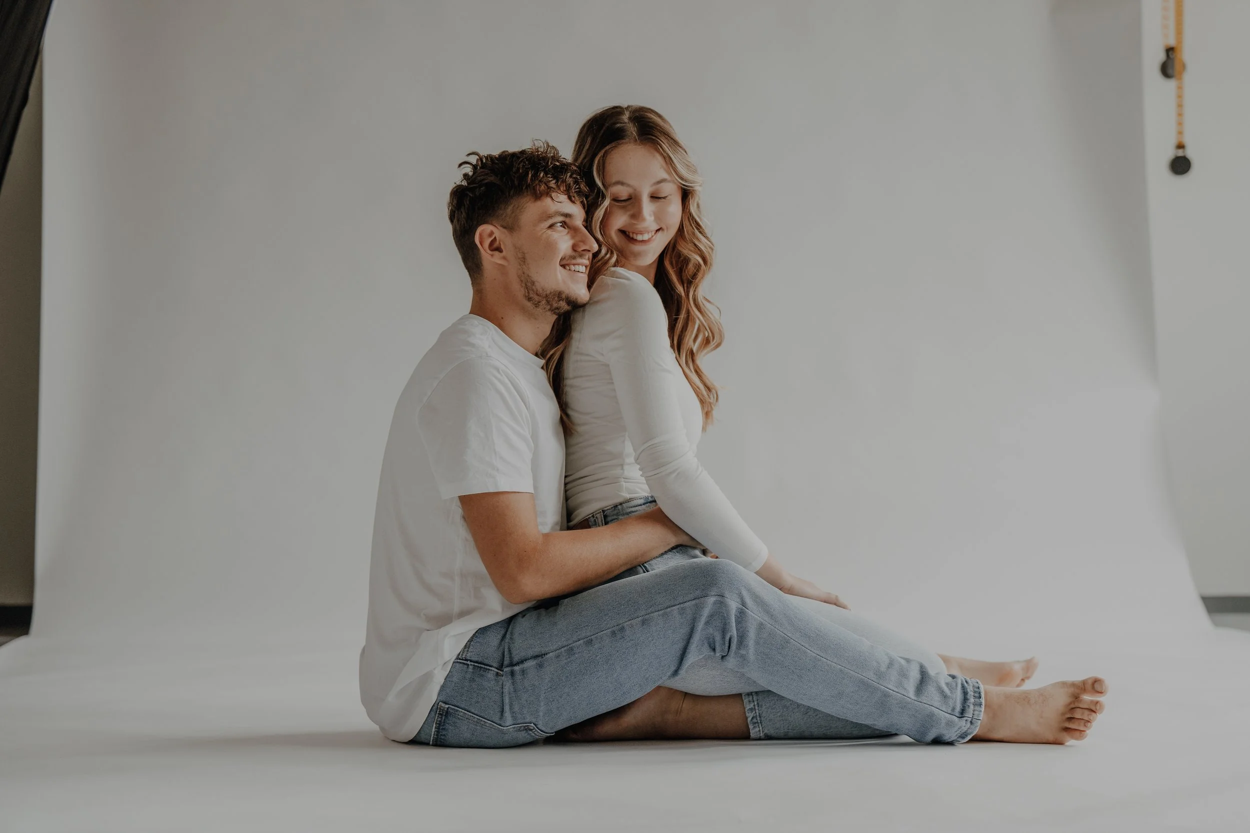 Párové Valentýnské focení ve studiu Berries.Place, usměvavý pár v objetí