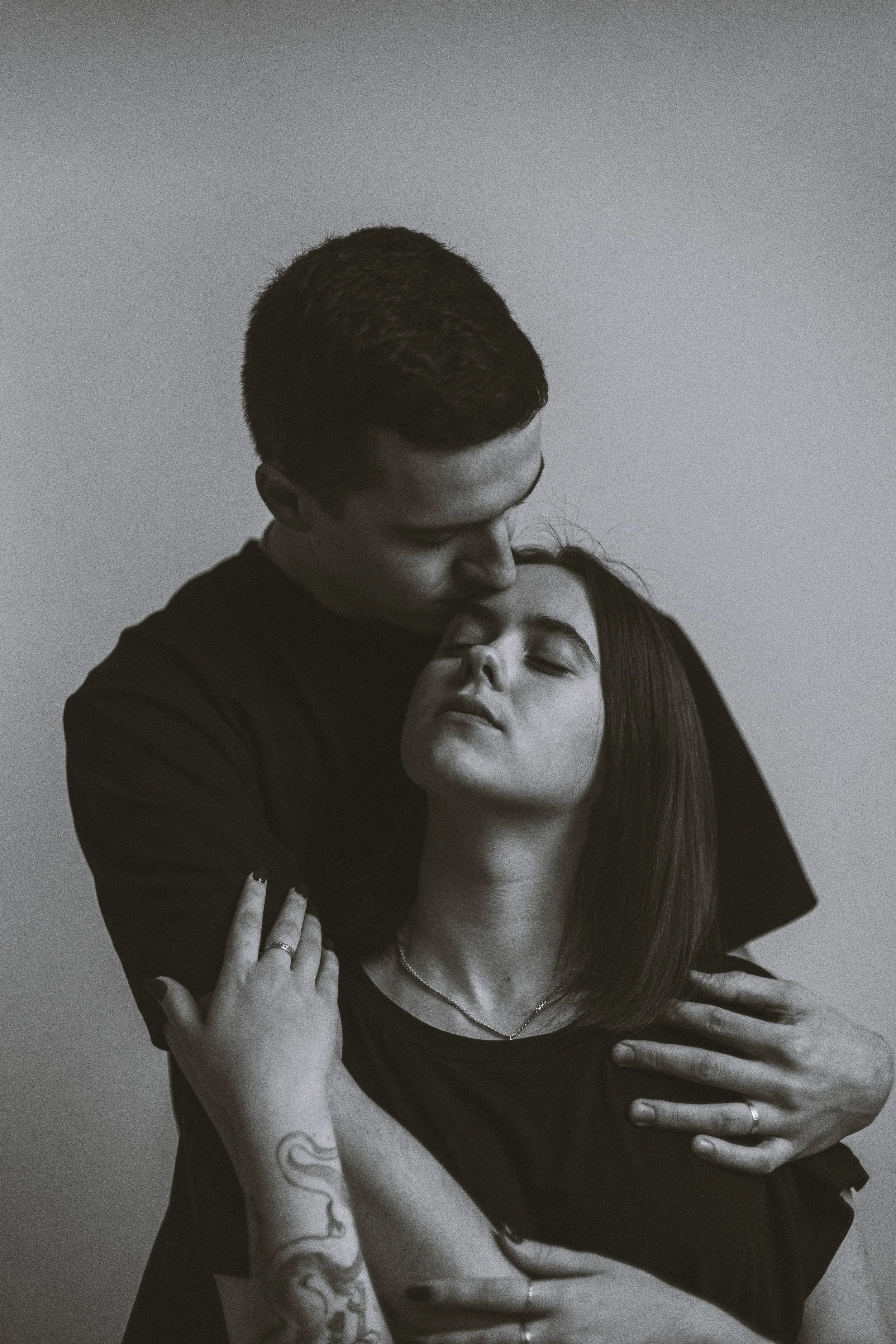 Valentýnské focení páru ve studiu Berries.Place ve Zlíně, dva lidé se objímají