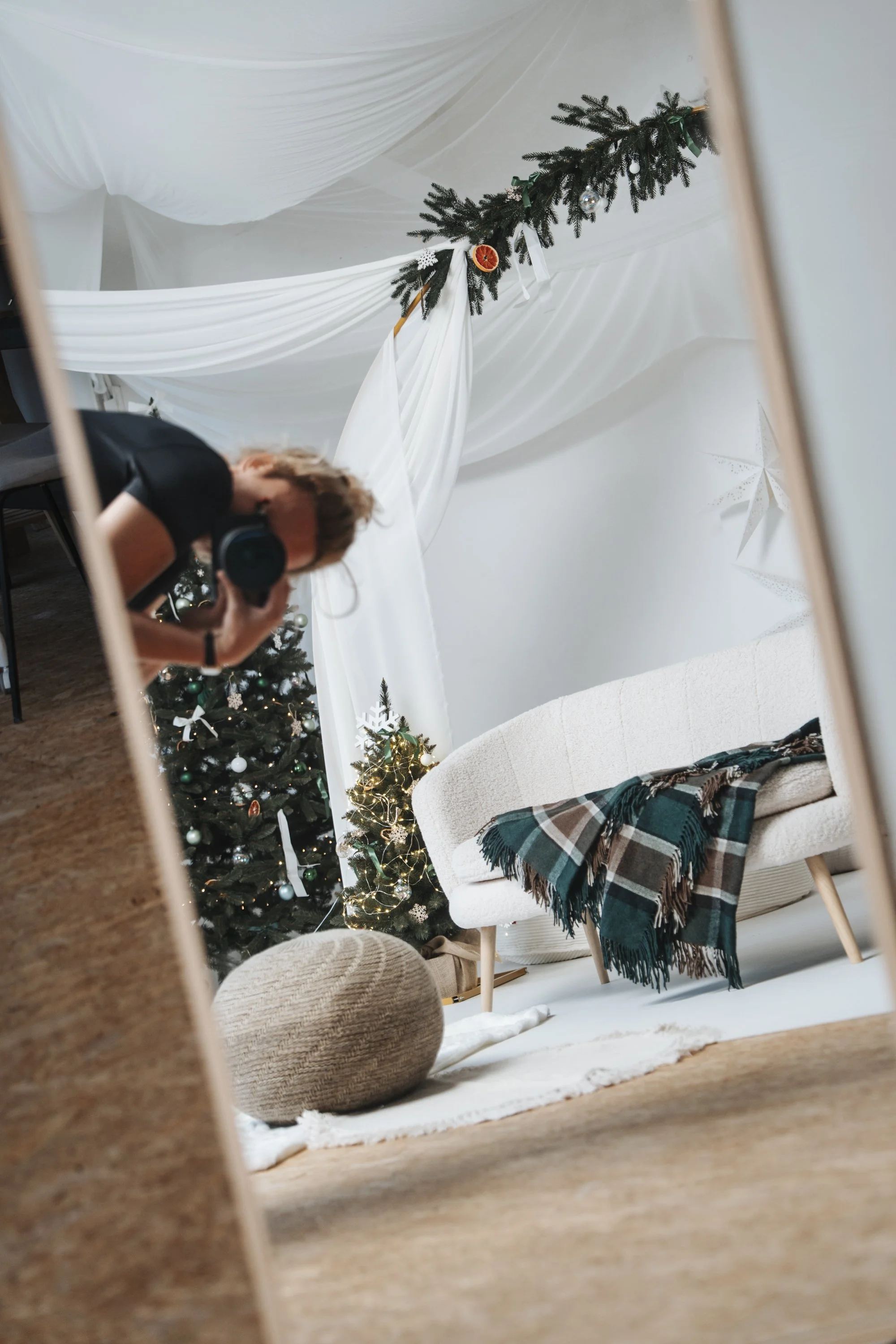 autoportrét fotografa který se fotí u vánoční scény