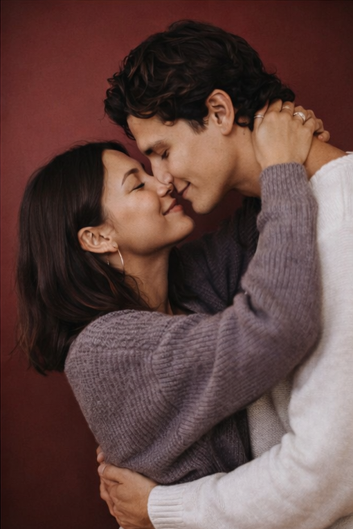 Romantické párové focení ve studiu Berries.Place, pár se tulí a usmívá