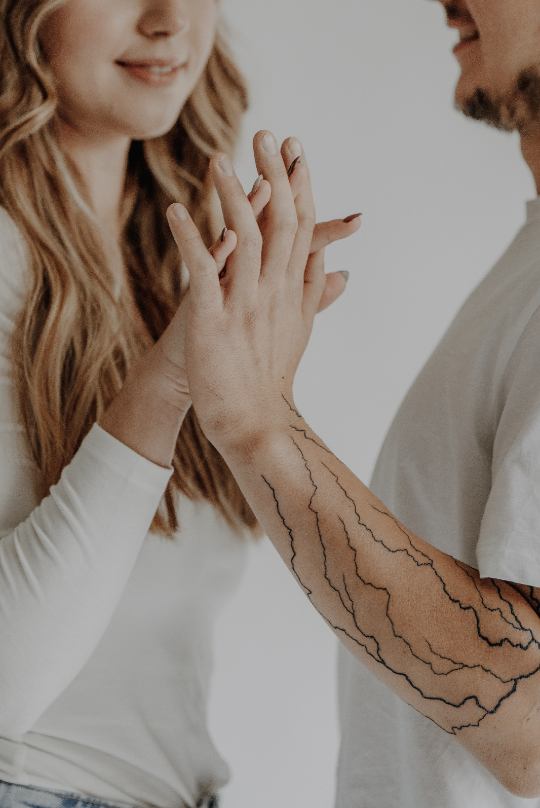 detail romanticky spojených rukou