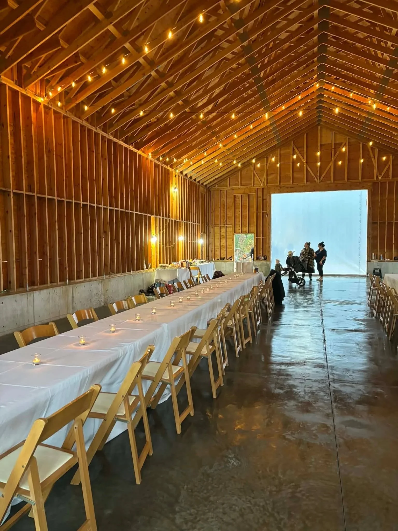   Radiant Acres offers an exceptional farm wedding and event venue experience on Vancouver Island, blending rustic charm with stunning mountain vistas. The venue provides a picturesque backdrop for weddings, corporate events, and special celebrations