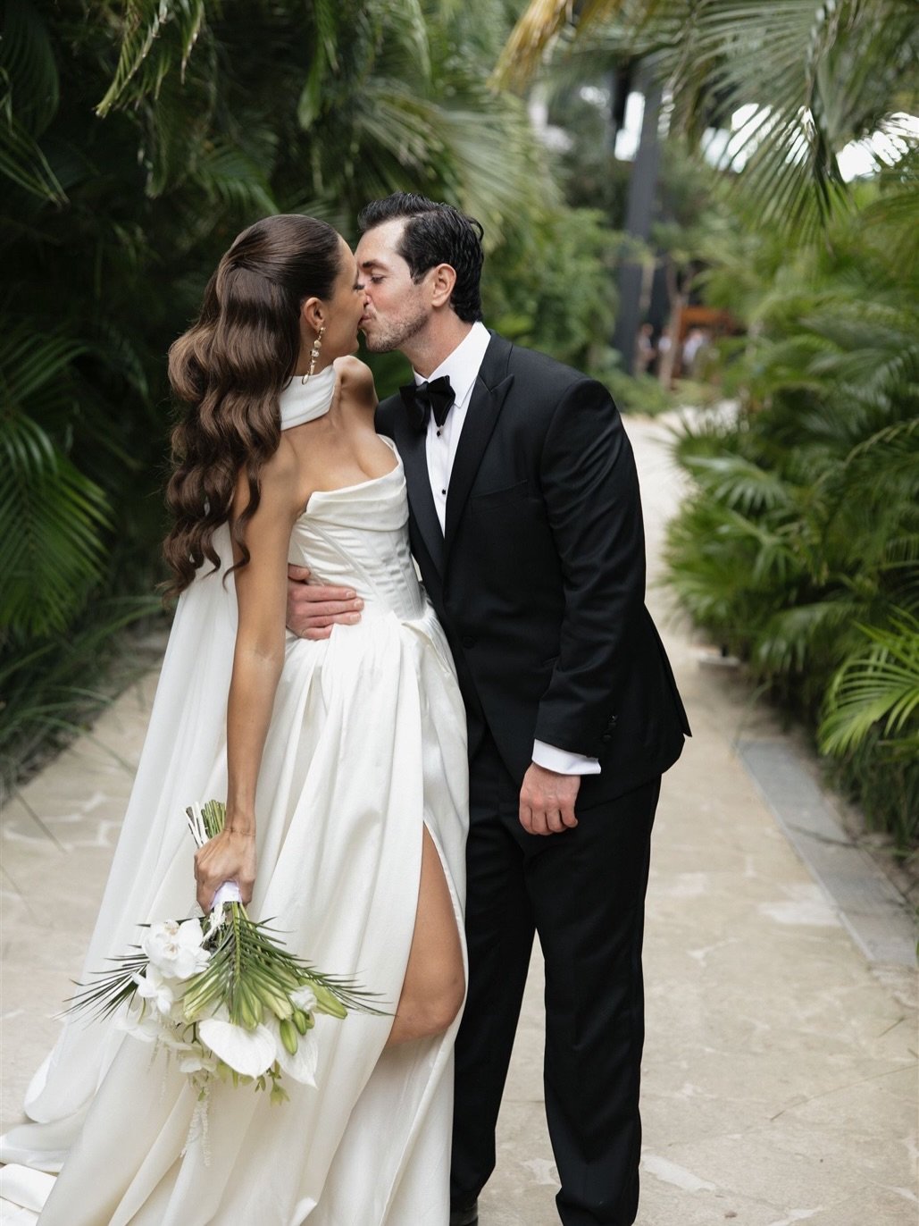 Casey🤍

Thank you, Casey, for trusting us on your wedding day.
Nothing brings us greater joy than seeing our brides happy and confident as they celebrate such a special moment. It was truly an honor to be part of your day.

MAKEUP @alellamasmakeup 
