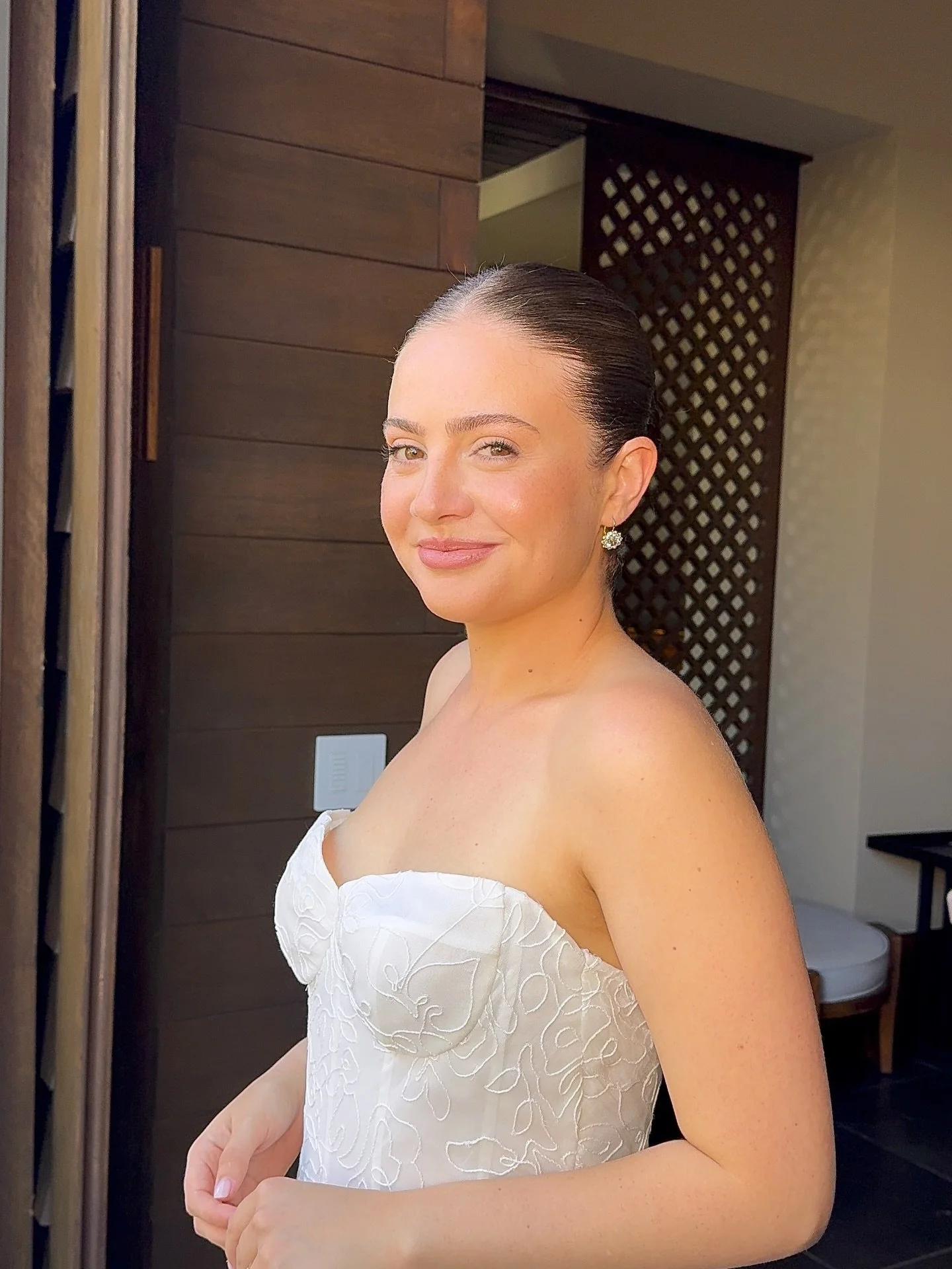 Anya

Bride @anyashik 
Hair @mariograjeda.beauty 
Makeup @valerialunamakeup 
@zoeelizabethteam 
Venue @nizuc_weddings 
Planner @mango_weddings 

#hairandmakeupcancun #weddingcancun #weddinglookmx