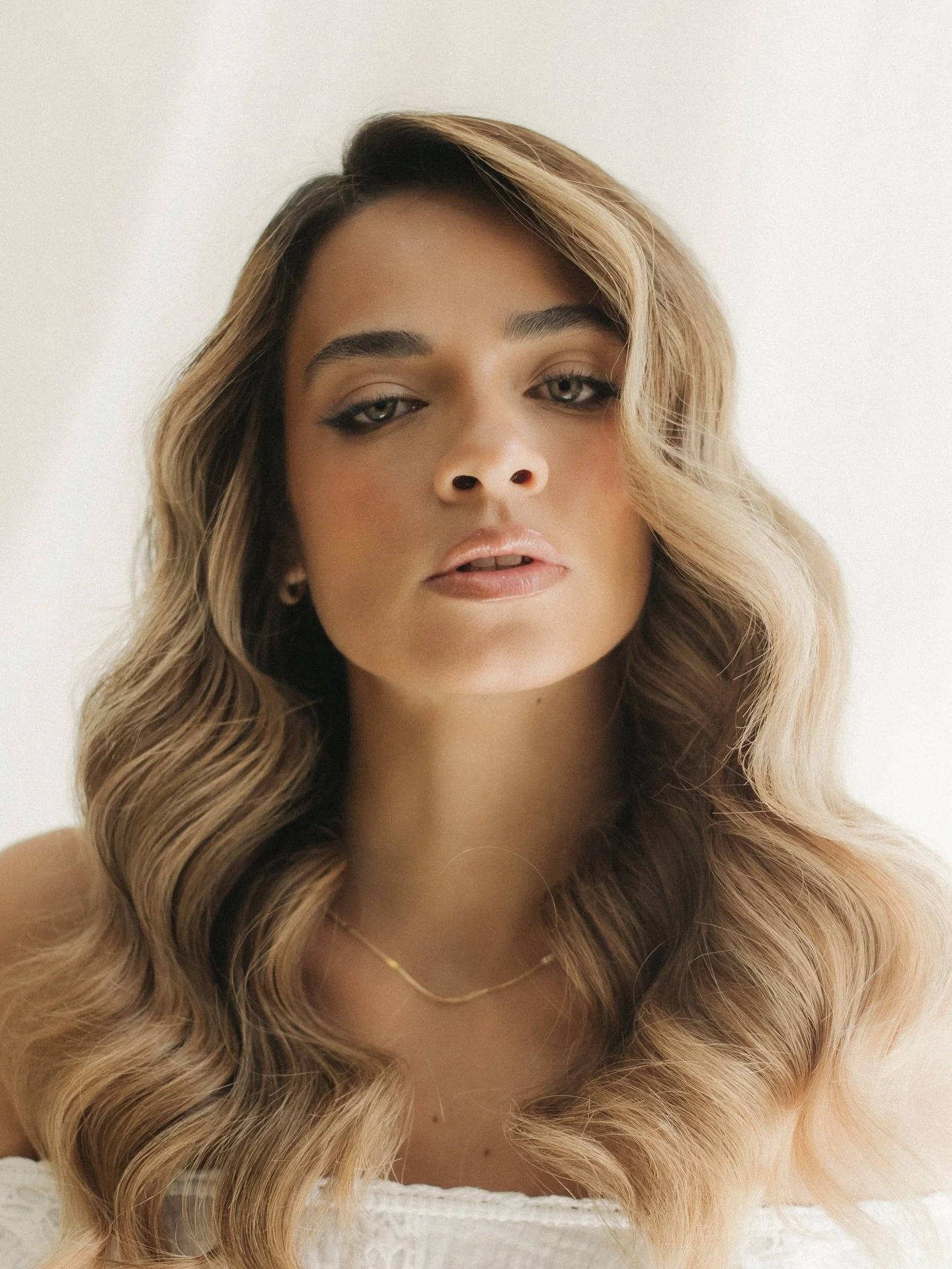 Bridal beauty with a soft, sophisticated finish.✨

Understated elegance for a timeless bride.

Model @sueyem 
Hair @mariograjeda.beauty @kahoriflores 
Makeup @leydicanomakeup 
Photo @rodrigoveentura 

#weddingphotography #weddinglook #rivieramayawedd