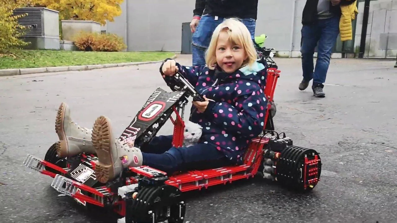 BUWIZZ LEGO GO KART BRICK BLAST LEGO FAN CONVENTION