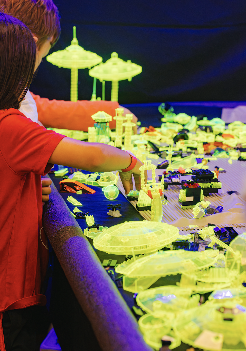 GLOWING PLAY ZONE LEGO BRICKS BRICK BLAST