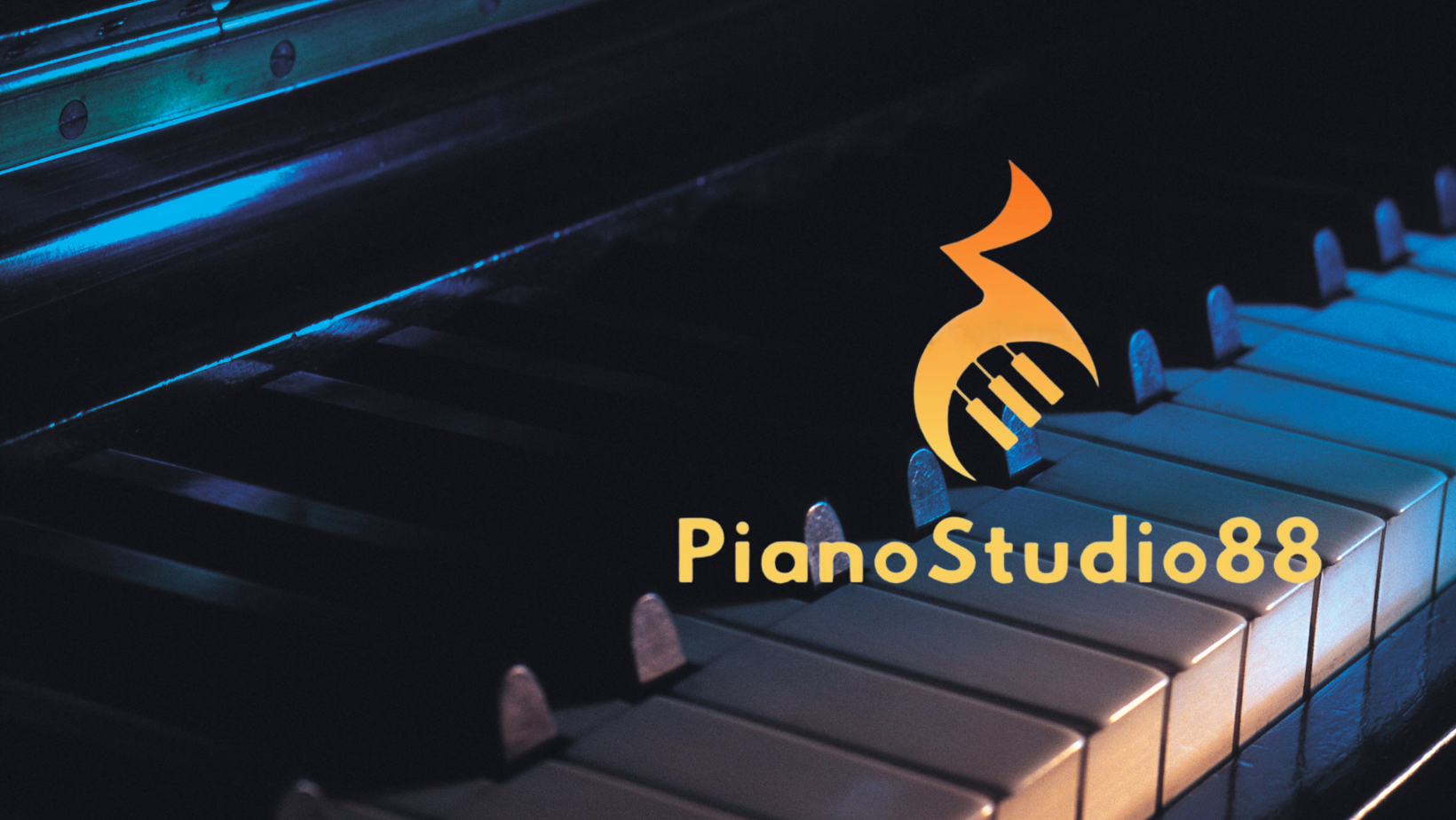 Teclado de piano con logo de "PianoStudio88" en colores amarillo y negro, iluminado con luces azules.