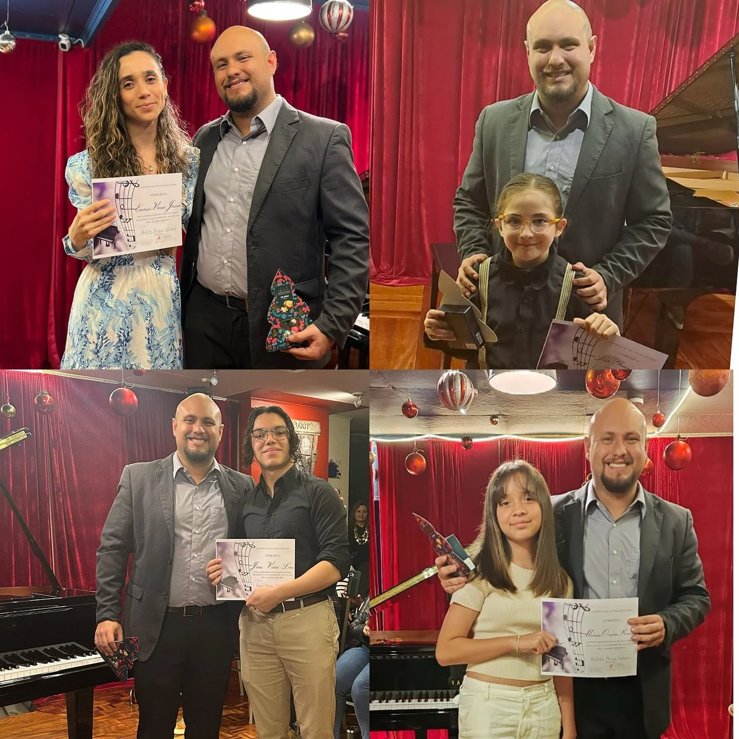 Cuatro fotos de personas posando con certificados y trofeos en un evento con fondo de cortinas rojas y un piano.