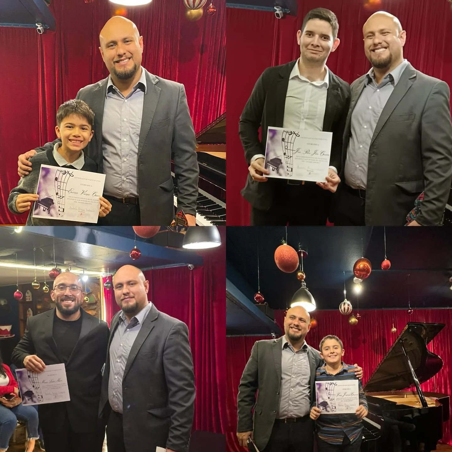 Serie de fotos que muestra a varias personas posando con un hombre, cada uno sosteniendo un certificado. El fondo es de cortinas rojas y hay un piano. La decoración incluye esferas colgantes, sugiriendo una celebración o ceremonia de premiación.