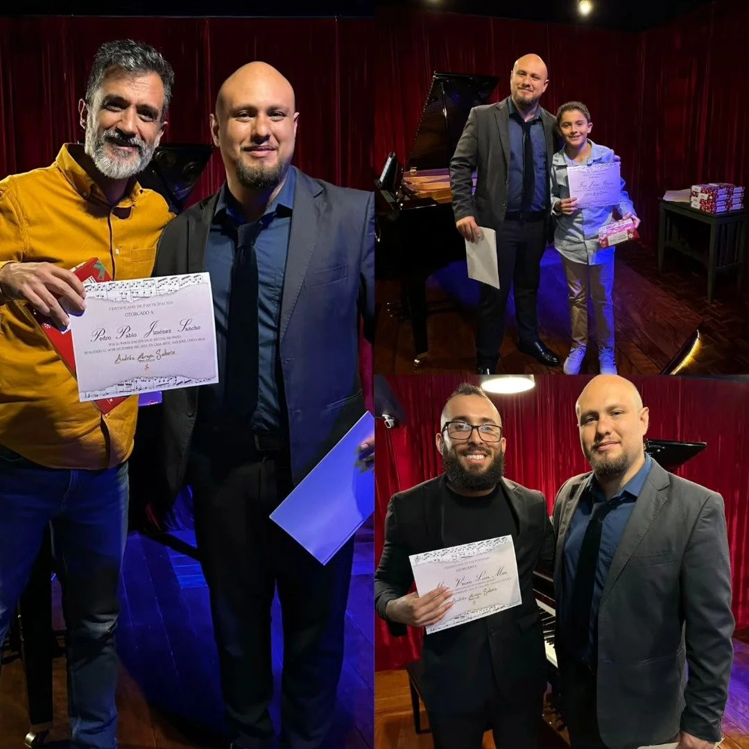 Tres personas diferentes en un escenario sosteniendo diplomas junto a un piano de cola y cortinas rojas de fondo. Están vestidos formalmente y parecen haber recibido reconocimientos o premios.