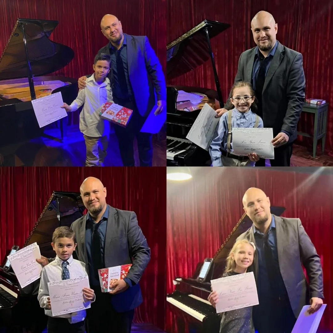 Cuatro fotos de niños sosteniendo diplomas al lado de un piano y un hombre. Los niños parecen estar recibiendo reconocimiento por logros musicales. El fondo es una cortina roja, y el hombre está vestido con un traje oscuro.