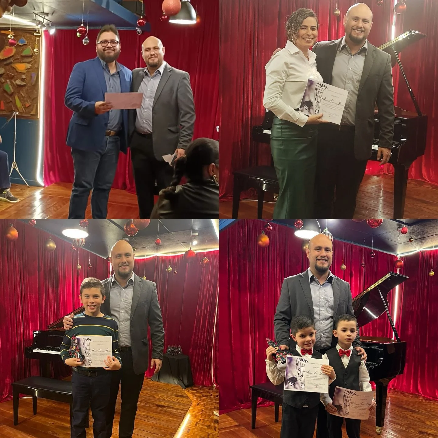 Personas recibiendo certificados en un evento frente a un piano, con decoraciones navideñas y cortinas rojas.