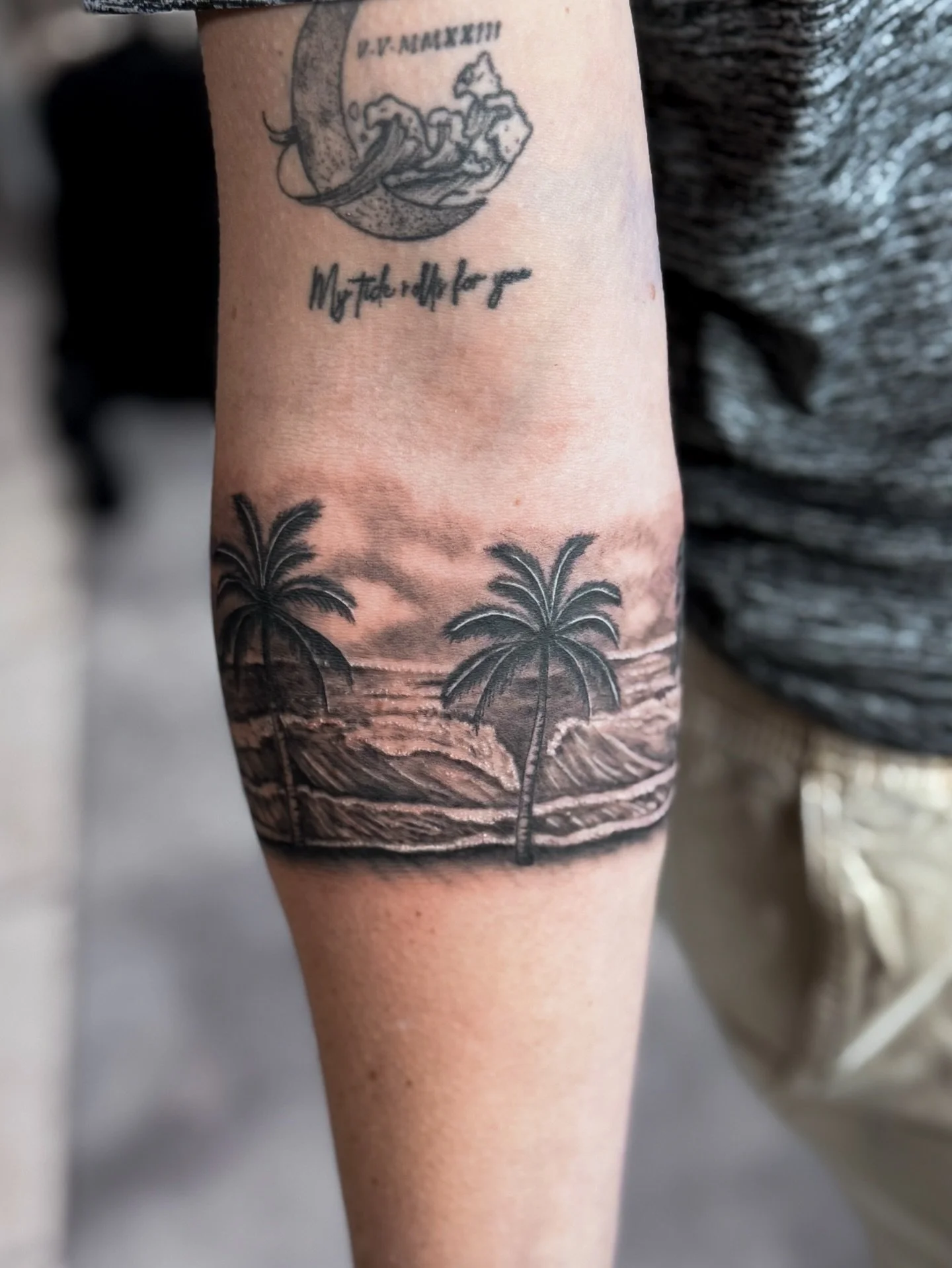 A memorial piece I did for my client in memory of her gramma who passed. I loved the detail I got to do here and the challenge of a realistic wrap-around. Im always trying to branch out and test myself and this felt so fun and heart warming. 

I&rsqu