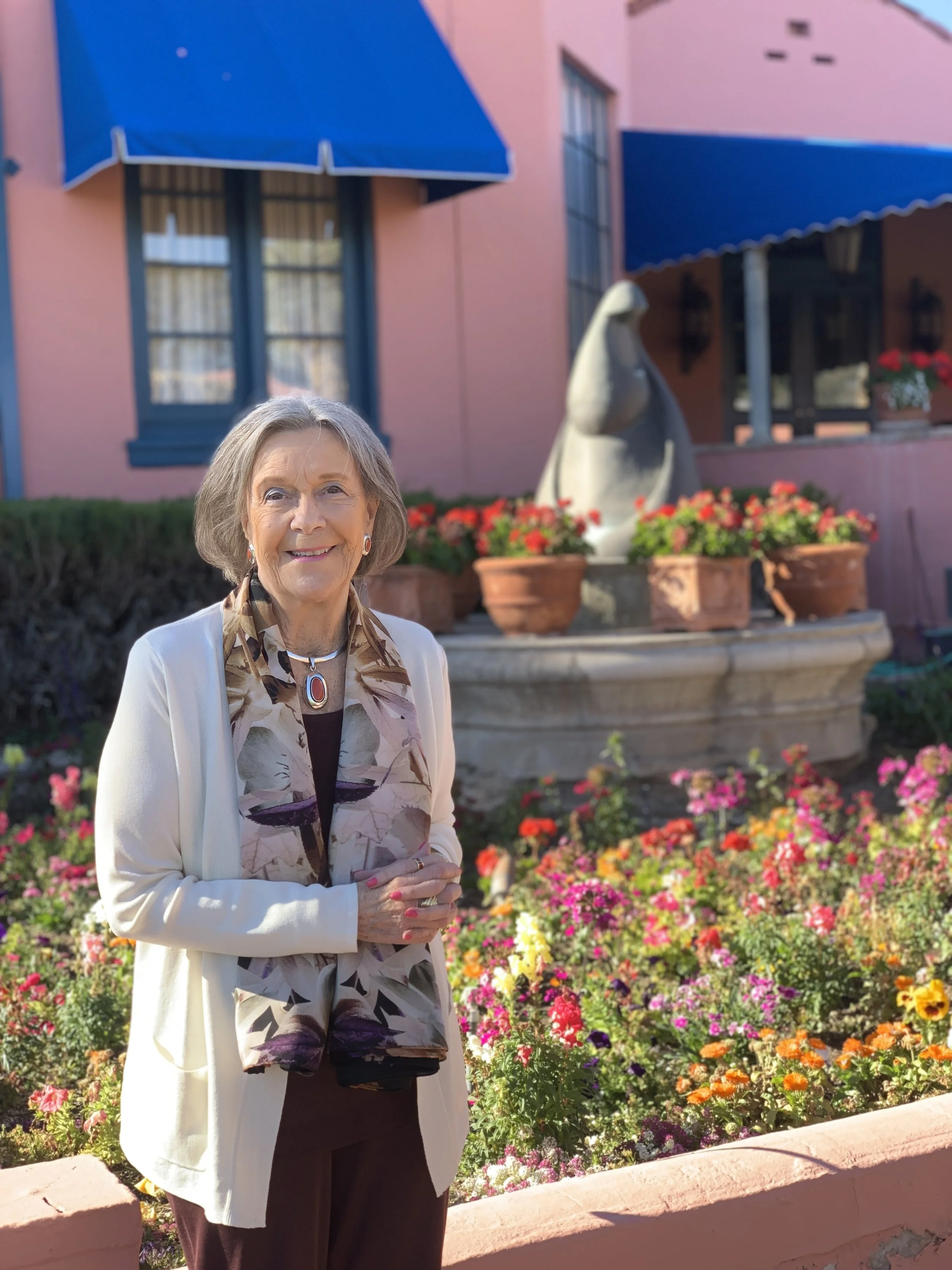 Anne Varick with her large bronze, Orbi Fera, 1985, Arizona Inn, Tucson. Photo: © Anne Varick