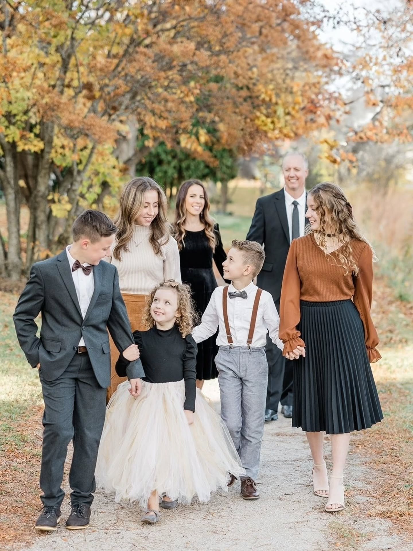 🌿 Did you know I have one mini session location that is available all year long?
It&rsquo;s my little hidden gem. Beautiful in spring, glowing in summer, full of color in the fall, and peaceful in the winter. No matter the season, it&rsquo;s always 