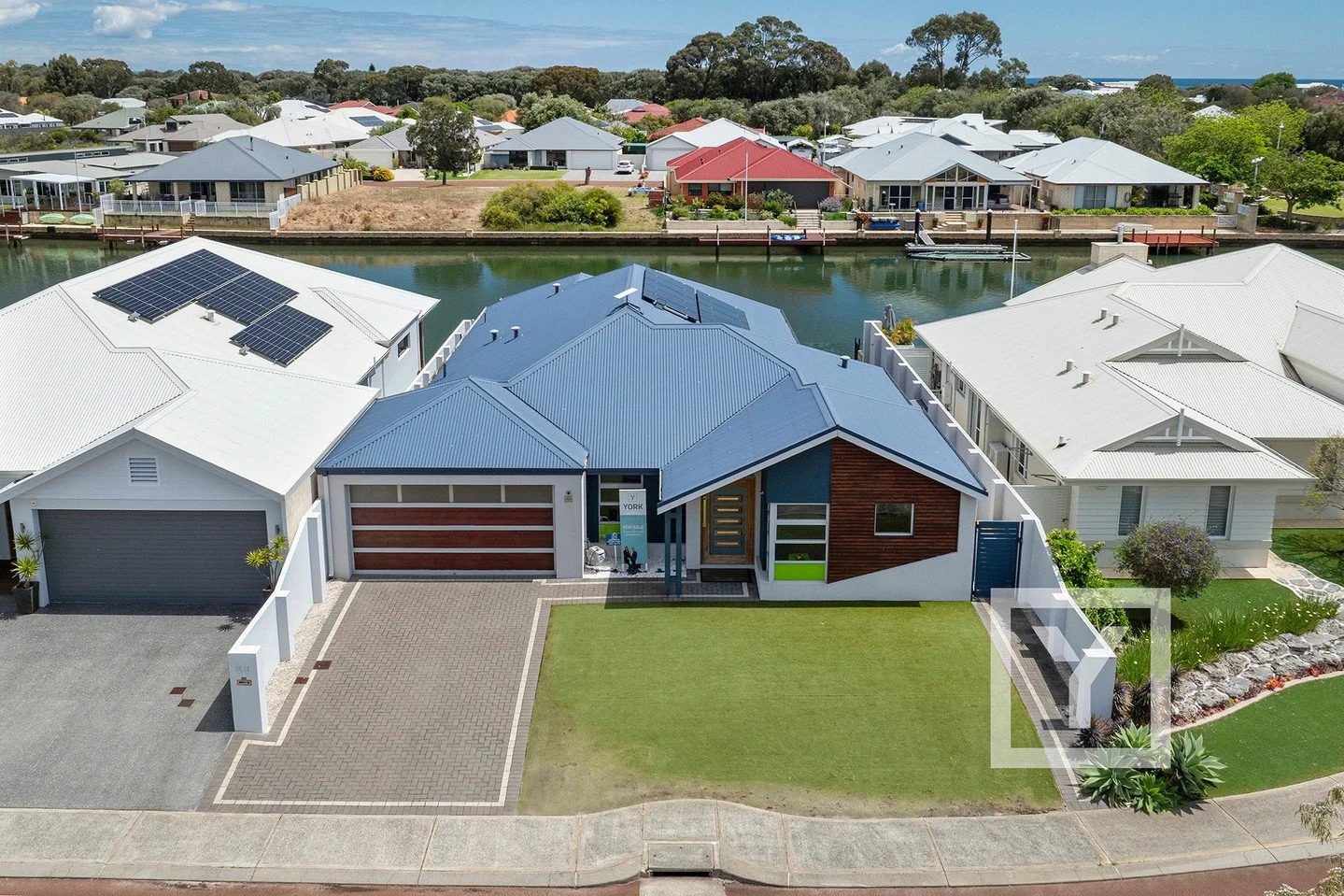 🌊 Canal Living, Redefined - 11 Waterline View, Geographe

From the moment you step inside, calming canal views welcome you home.

This beautifully designed 3-bedroom, 2-bathroom residence combines effortless comfort with a premium canal lifestyle - 