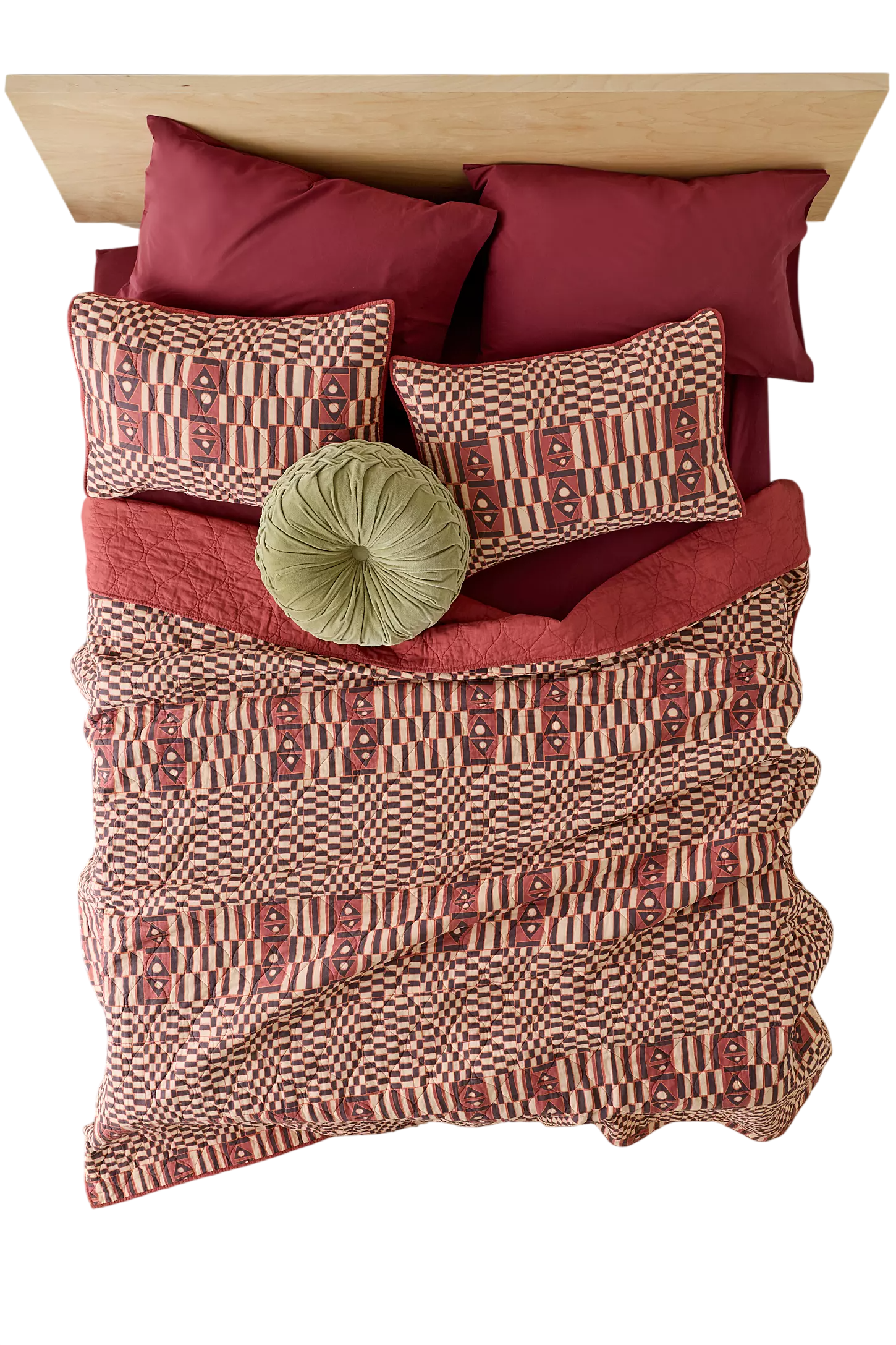 Inspired by Verona's rich tradition of storytelling and performance, this lightweight cotton quilt set includes everything you need to make a cozy, cohesive bed. Complete with a quilt and coordinating pillow shams, this bedding set features allover g