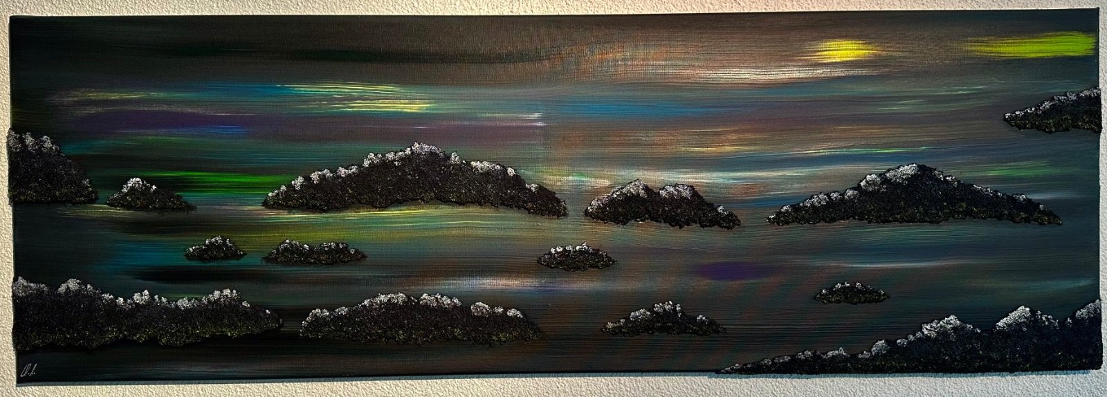 Abstraktes Gemälde mit schwarzen Wolken mit weißen Spitzen, auf einem dunkel schimmernden Hintergrund mit bunten, horizontal verlaufenden Streifen.