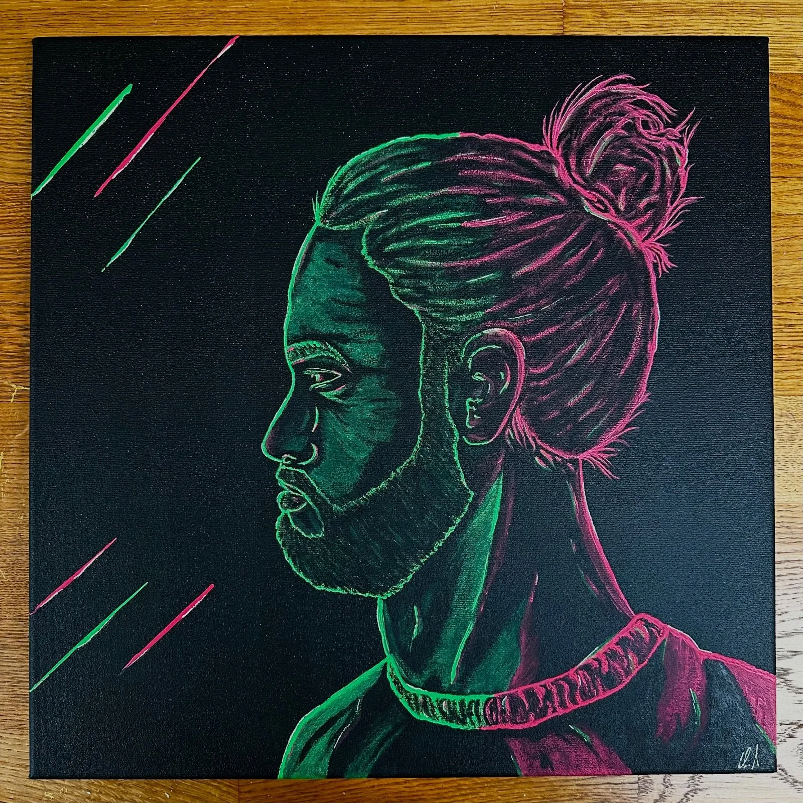 Neonfarbenes Selbstportrait (Chris) in Seitenansicht, mit Bun und Bart, auf schwarzem Hintergrund.