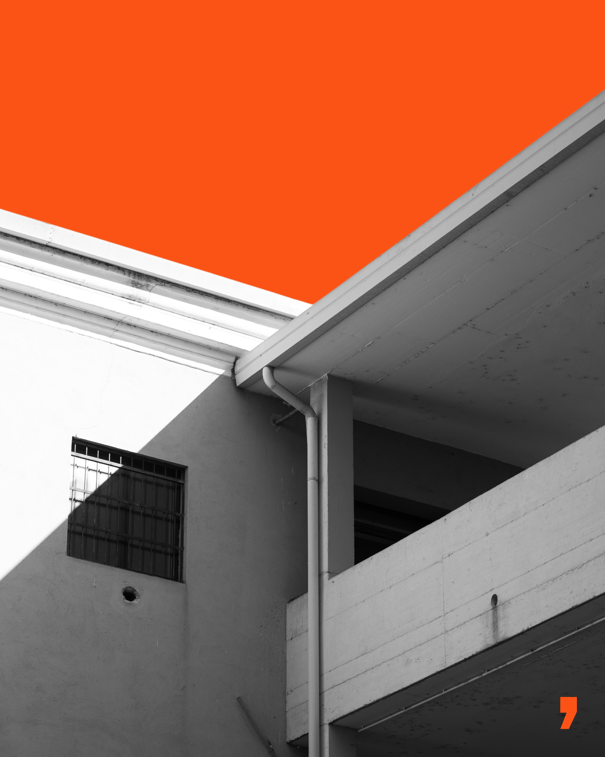 Dettaglio di un edificio moderno in bianco e nero con tetto e pareti in cemento, con una finestra con grate e una tapparella bianca, e una grande area in alto di colore arancione.