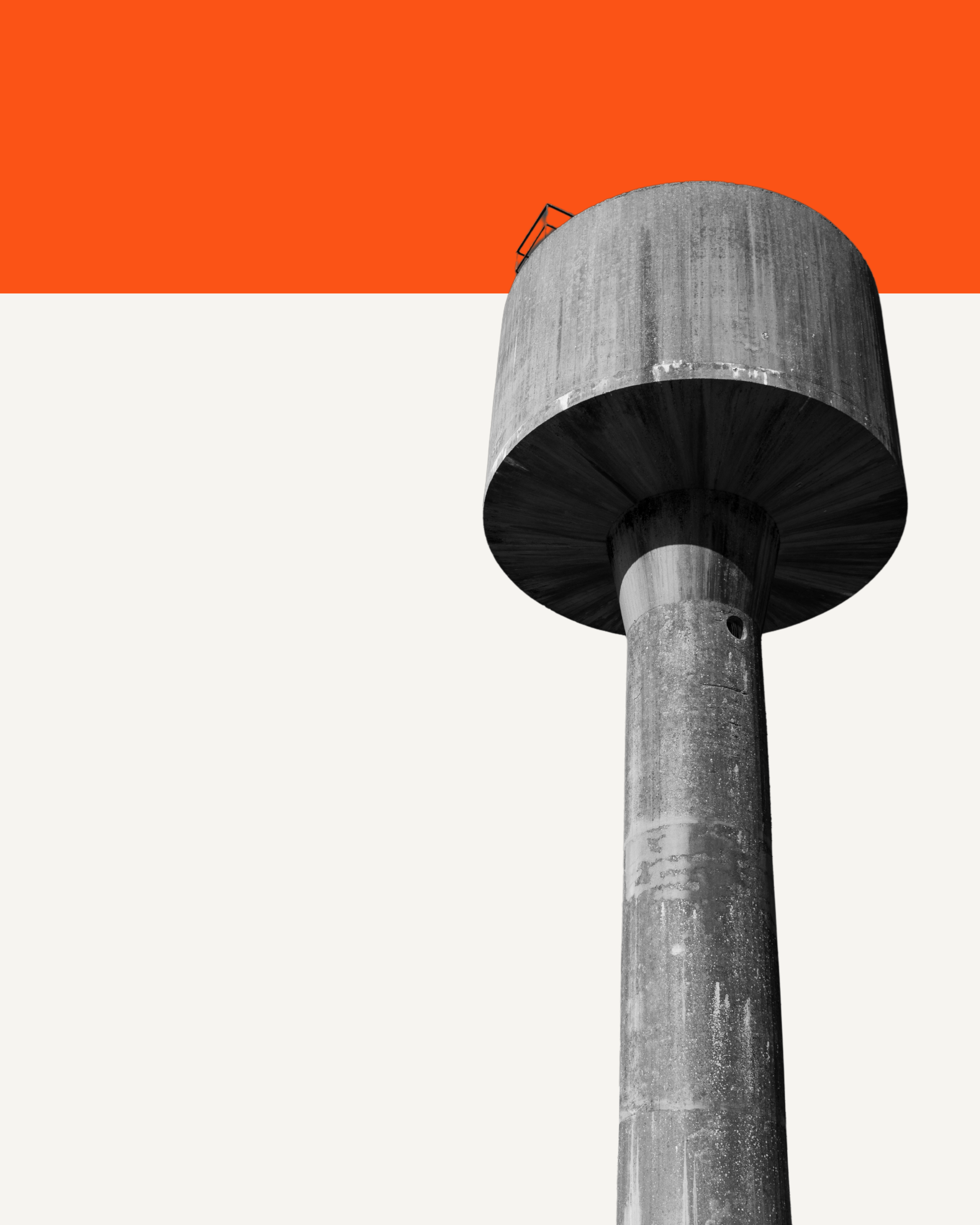 Torretta di cemento in stile industriale con sfondo diviso tra bianco e arancione