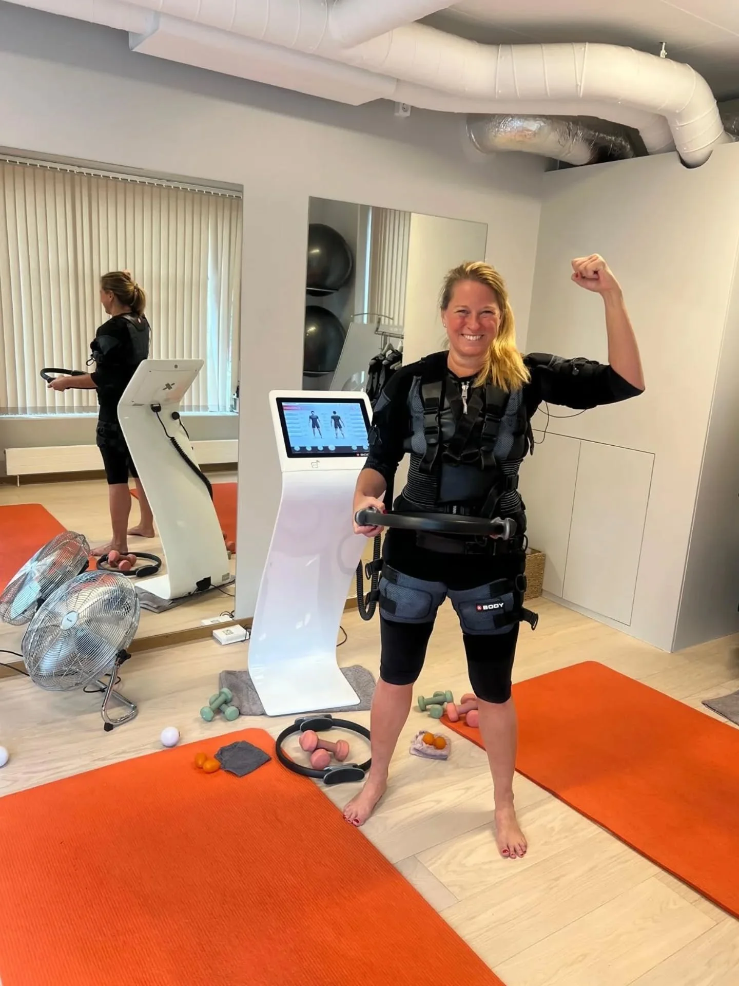 EMS - Electric Muscle Stimulation 💥

Idag har jag provat n&aring;got nytt, tillsammans med syrran @carrokitsch som arbetar som EMS-instrukt&ouml;r p&aring; @levastarkems Riktigt roligt och effektivt. Pirrade duktig mycket i musklerna.

#ems #styrket