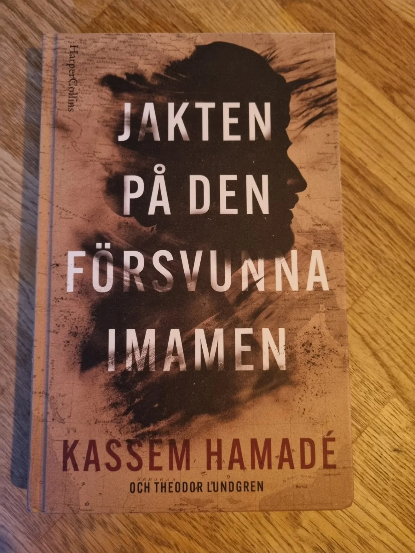 Tack @hamade.k f&ouml;r den signerade boken, men framf&ouml;rallt f&ouml;r v&aring;r v&auml;nskap som b&ouml;rjade p&aring; Journalistlinjen p&aring; Str&ouml;mb&auml;cks folkh&ouml;gskola 1995. 30 &aring;r sedan! 

Jag &auml;r s&aring; stolt &ouml;v