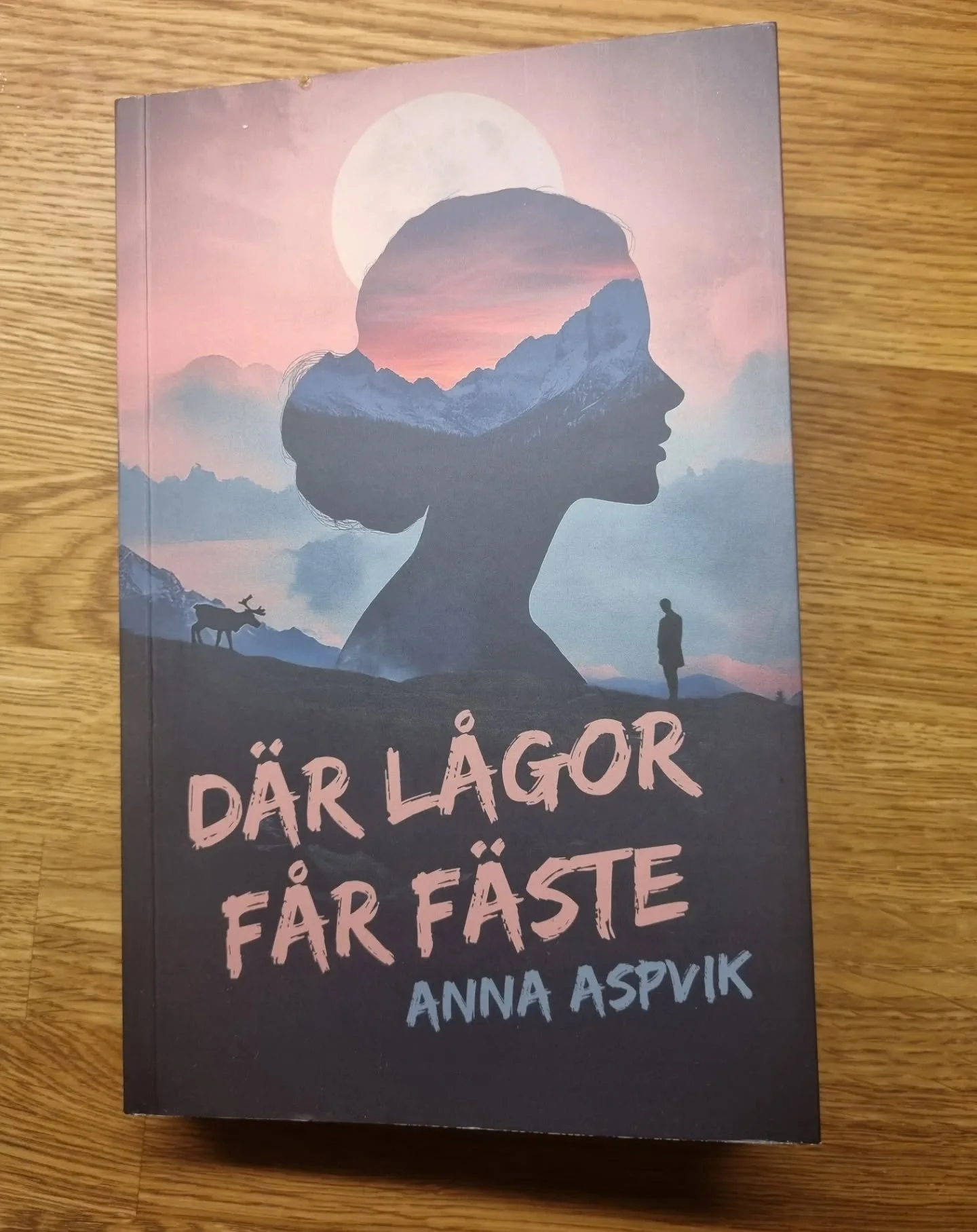 Wow! Det &auml;r helt fantastiskt. Min fina v&auml;n Anki har publicerat sin f&ouml;rsta bok. 

Jag blir s&aring; stolt och glad att jag har inspirerat. Det g&ouml;r mig alldeles r&ouml;rd.

Tusen, tusen tack @ankhund f&ouml;r den signerade boken och