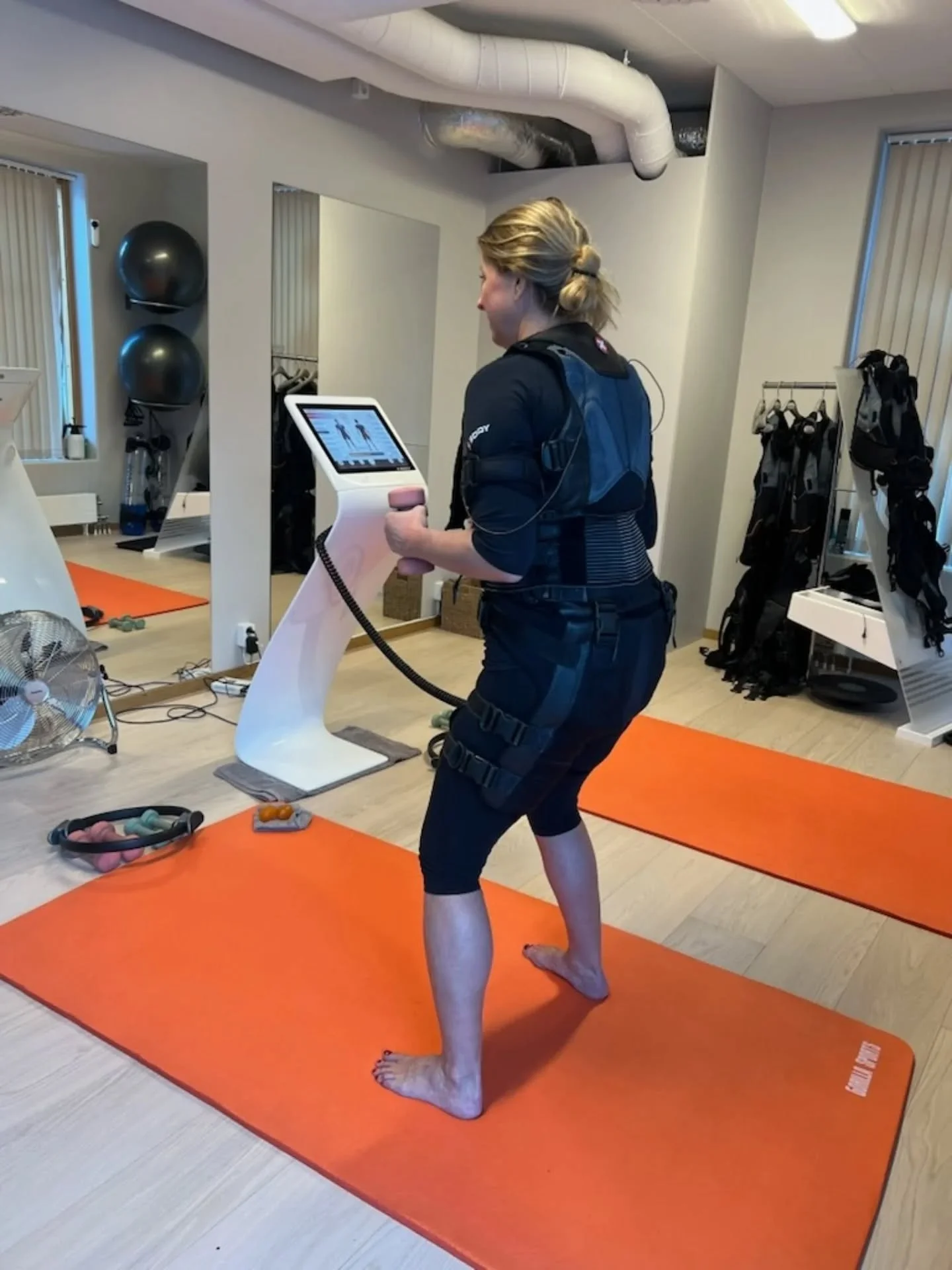 Bortsk&auml;md av syrran som bj&ouml;d mig p&aring; en riktig h&auml;rlig tr&auml;ningsdag. Vi b&ouml;rjade p&aring; hennes gym d&auml;r hon &auml;r tr&auml;nare i EMS, elektrisk muskelsimulation, sedan blev det yoga, r&ouml;dljusterapi och midfullne