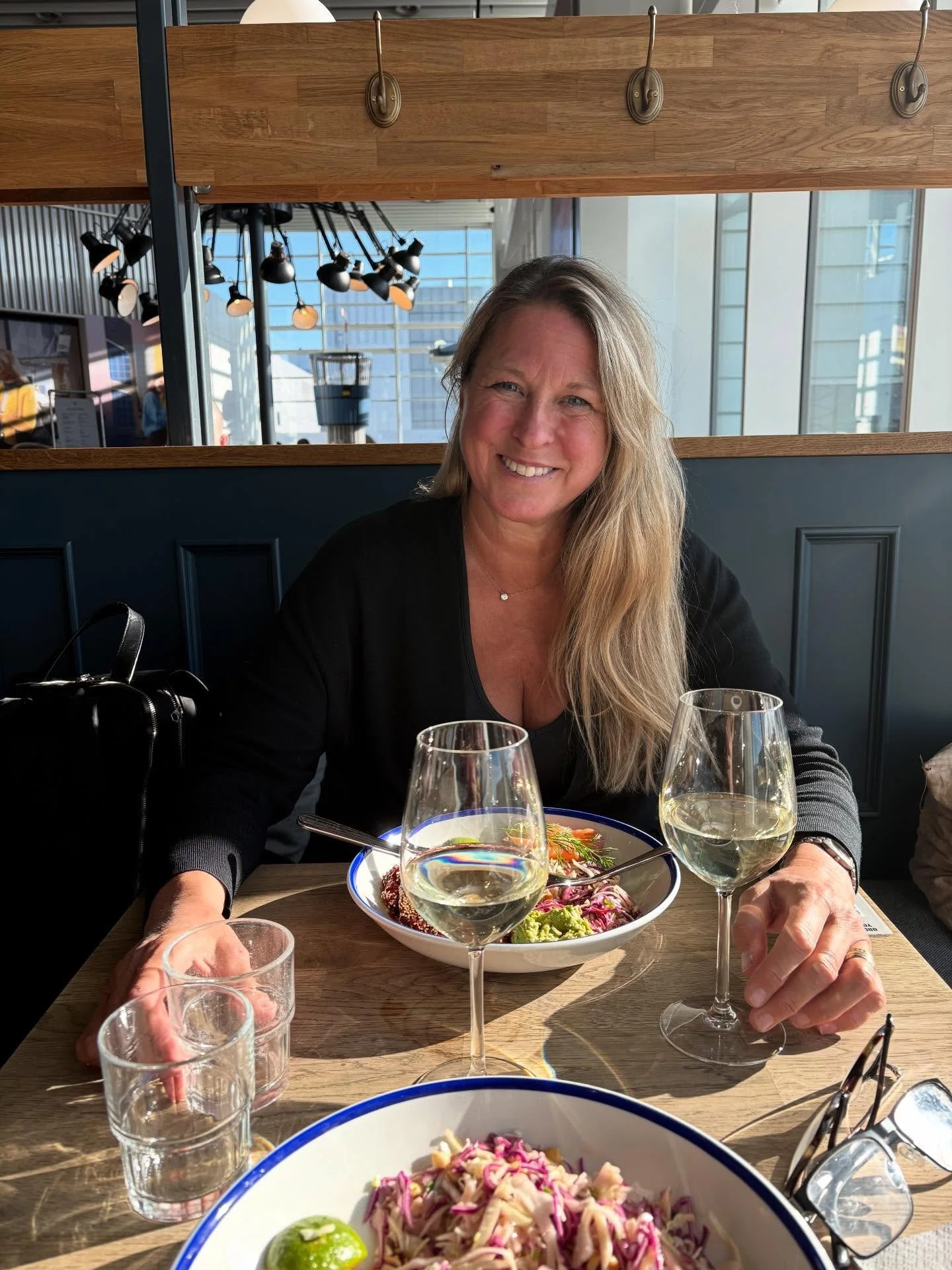 P&aring; vift igen. Denna g&aring;ng p&aring; f&ouml;retagsbes&ouml;k i K&ouml;ln. Blev sjukt imponerad av f&ouml;retagets lagerlokal och s&aring;klart den m&auml;ktiga katedralen precis utanf&ouml;r hotellet. 

#zeomem