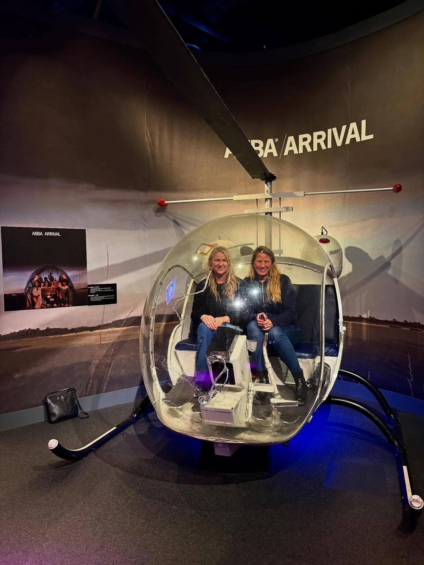 H&auml;ng med syrran och Abba idag 🚁 Museet visar bland annat ABBAs ikoniska scenkl&auml;der, guldskivor och originalgrejer. Syrran har ju varit Agneta i Abbacoverbandet Arrival tidigare s&aring; det var lite speciellt  att bes&ouml;ka det med henne