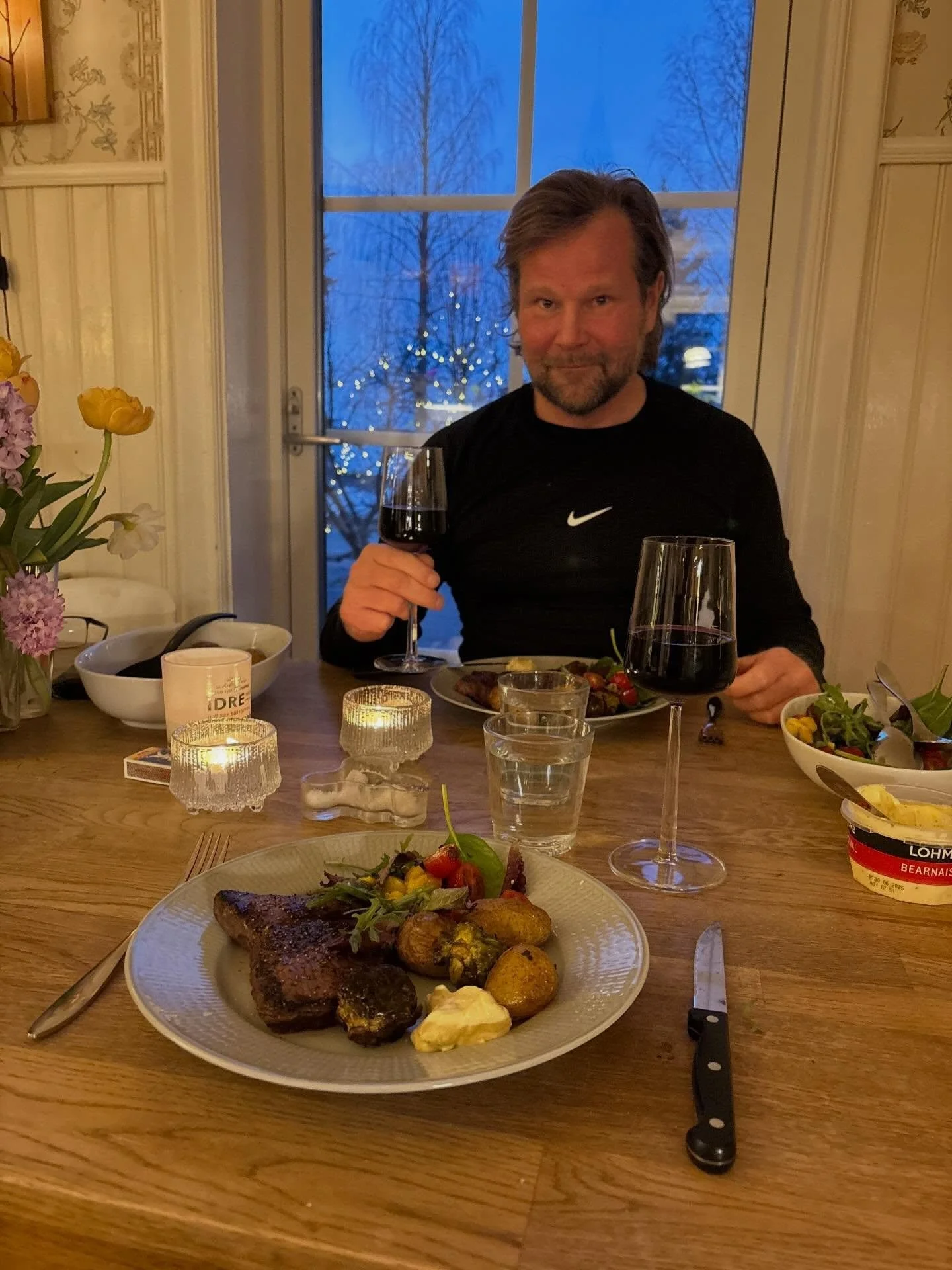 Wow &hellip; det h&auml;r &auml;r verkligen n&aring;got alldeles extra. Godaste k&ouml;ttet jag n&aring;gonsin &auml;tit, Wagyu. Vi skippar lax, kyckling och &auml;gg idag och unnar oss det lilla extra.

#Wagyu #P&aring;sklyx #Matgl&auml;dje
