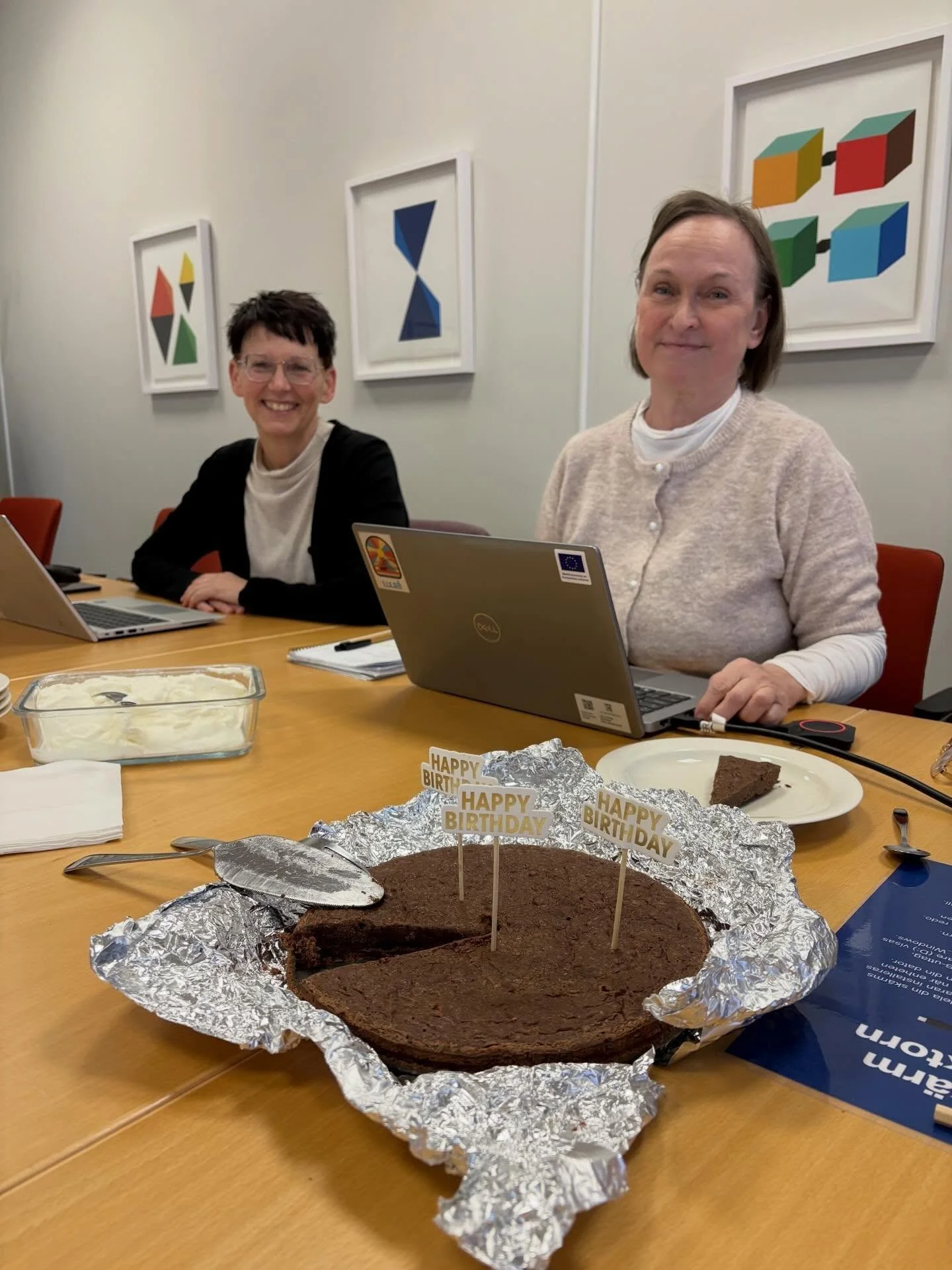 Forts&auml;tter vara effektiv! Arbetsm&ouml;te inf&ouml;r kommande ASF-konferens och f&ouml;delsedagskalas p&aring; en och samma g&aring;ng. 

Stort grattis Erika p&aring; 60-&aring;rsdagen och tack Therese f&ouml;r den fantastiskt goda chokladt&arin