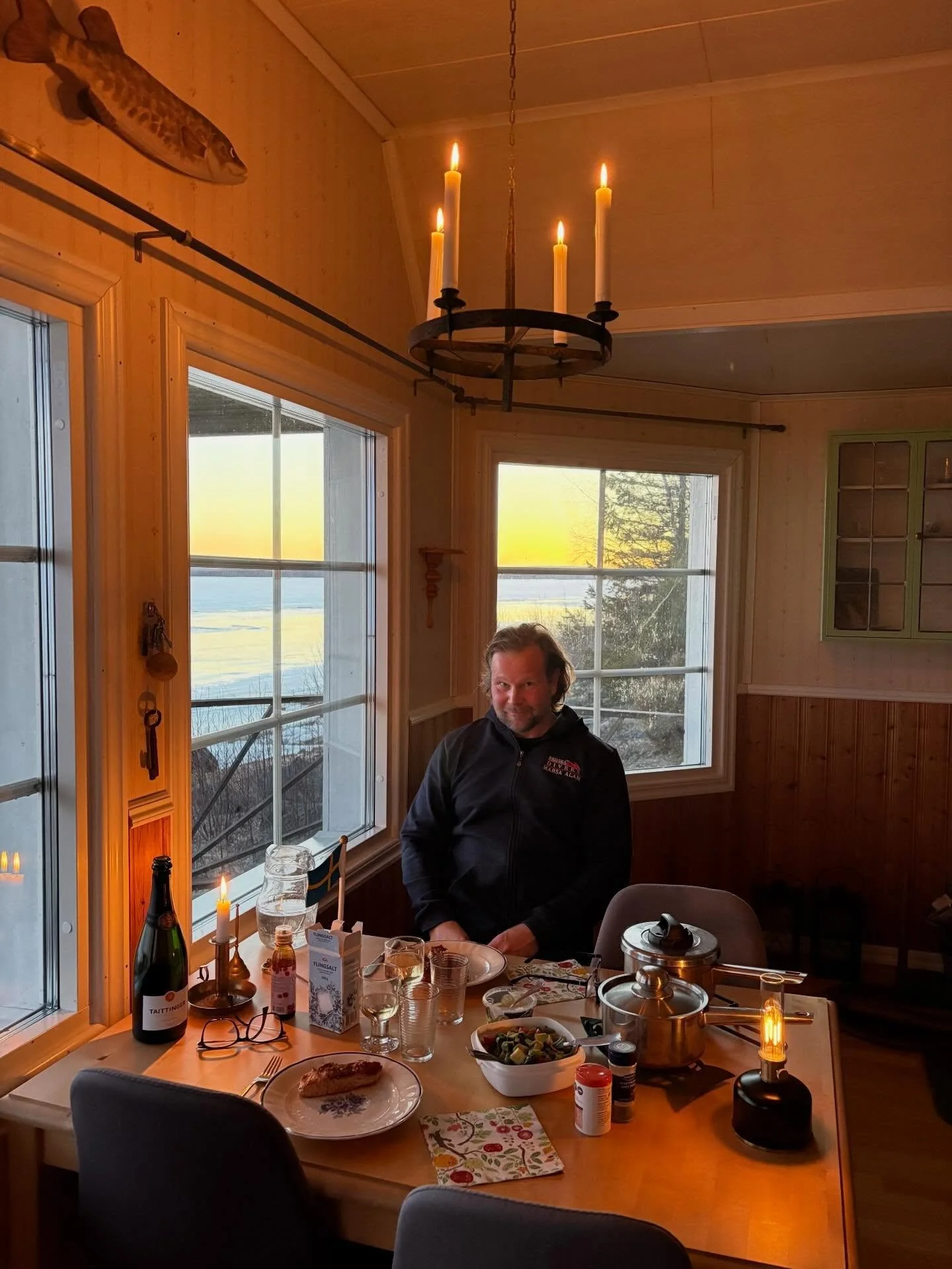 Magisk helg i paradiset. Otroligt v&auml;der och ett myller av liv. Svanar, &auml;nder, g&auml;ss och till och med en havs&ouml;rn som slog sig ner p&aring; kobben just intill oss. 

Vi l&auml;mnade Bergstugan och flyttade in i Havstugan, som Jonas n