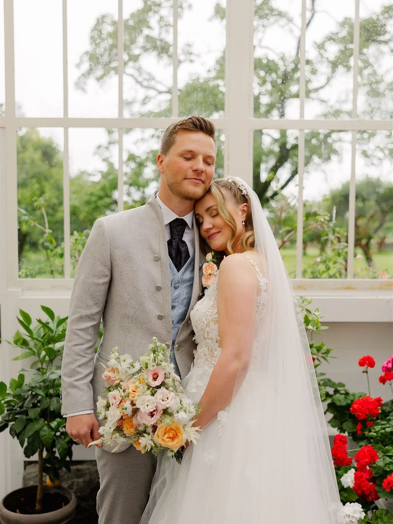 Helene &amp; Tord || Rosendal, Norway 🌸
They say rain on your wedding day is good luck&mdash;and if that&rsquo;s true, Helene &amp; Tord are set for a lifetime of it. 🕊️Despite the downpour, they kept smiling, laughing, and soaking in every beautif